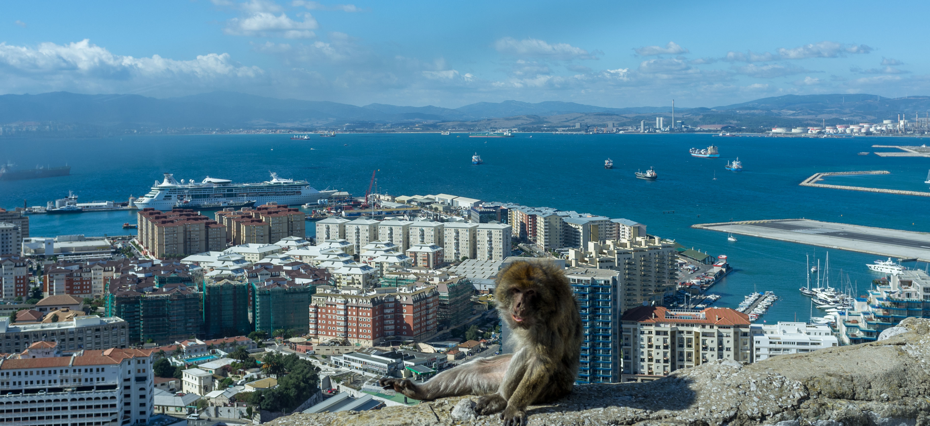Изглед към пристанището и морето от високата скала на Гибралтар