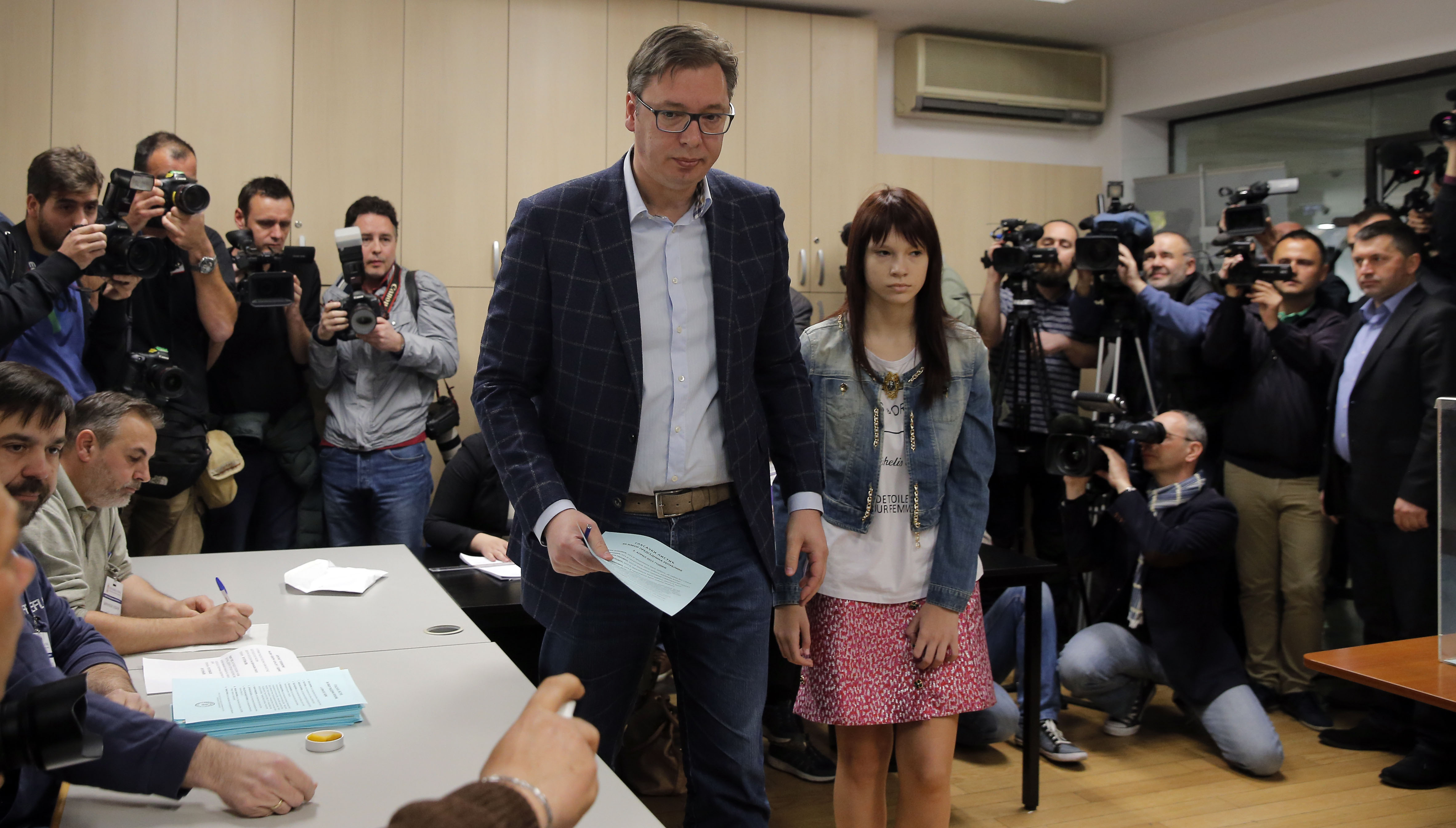 Сръбският премиер и кандидат в президентската надпревара Александър Вучич гласува, придружен от дъщеря си