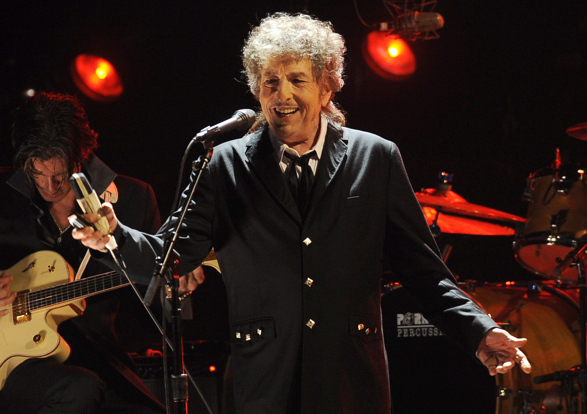 Боб Дилън получи ”Нобел” на чаша шампанско