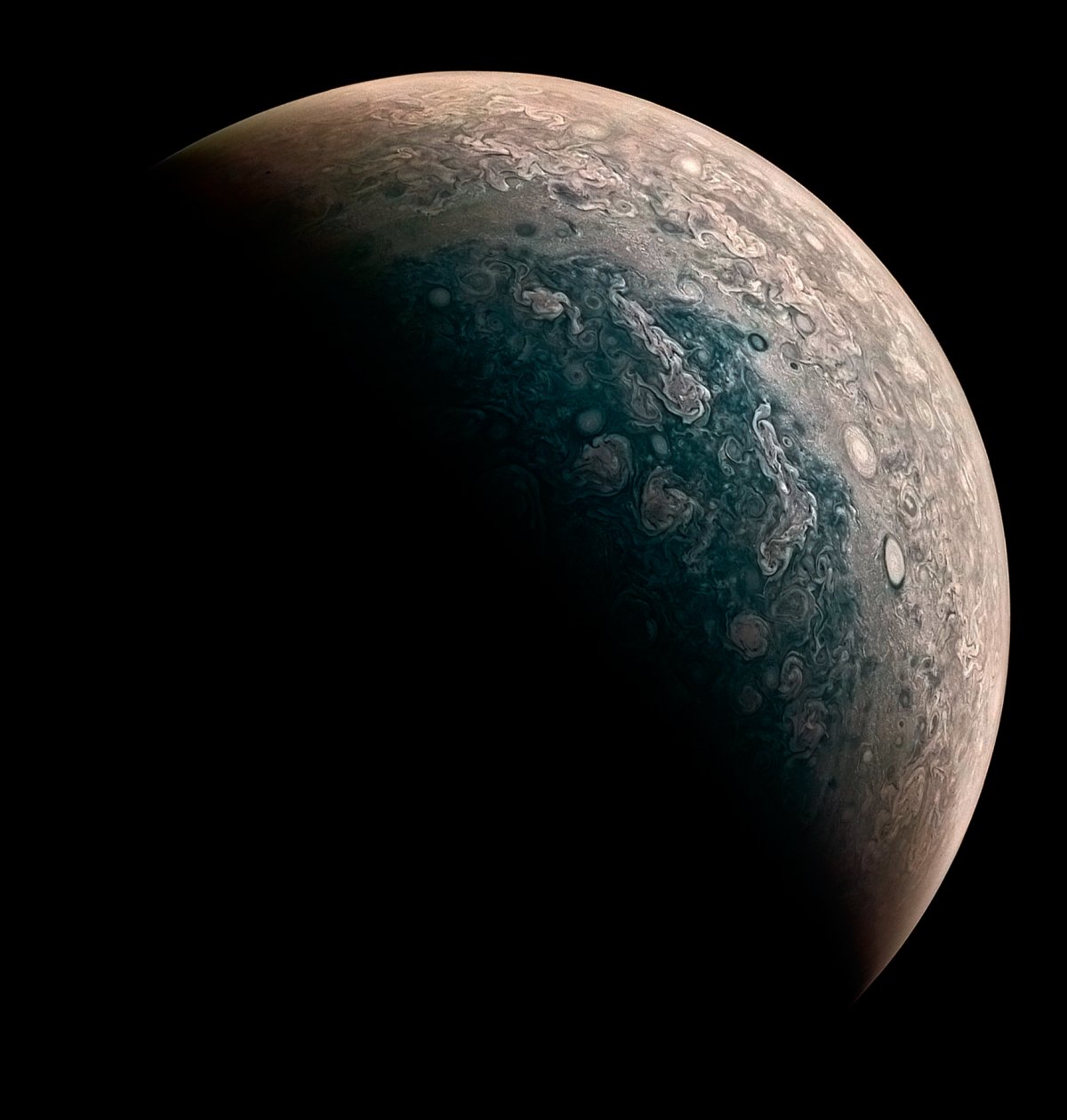 Северният полюс на Юпитер има красив синьо-зелен цвят
