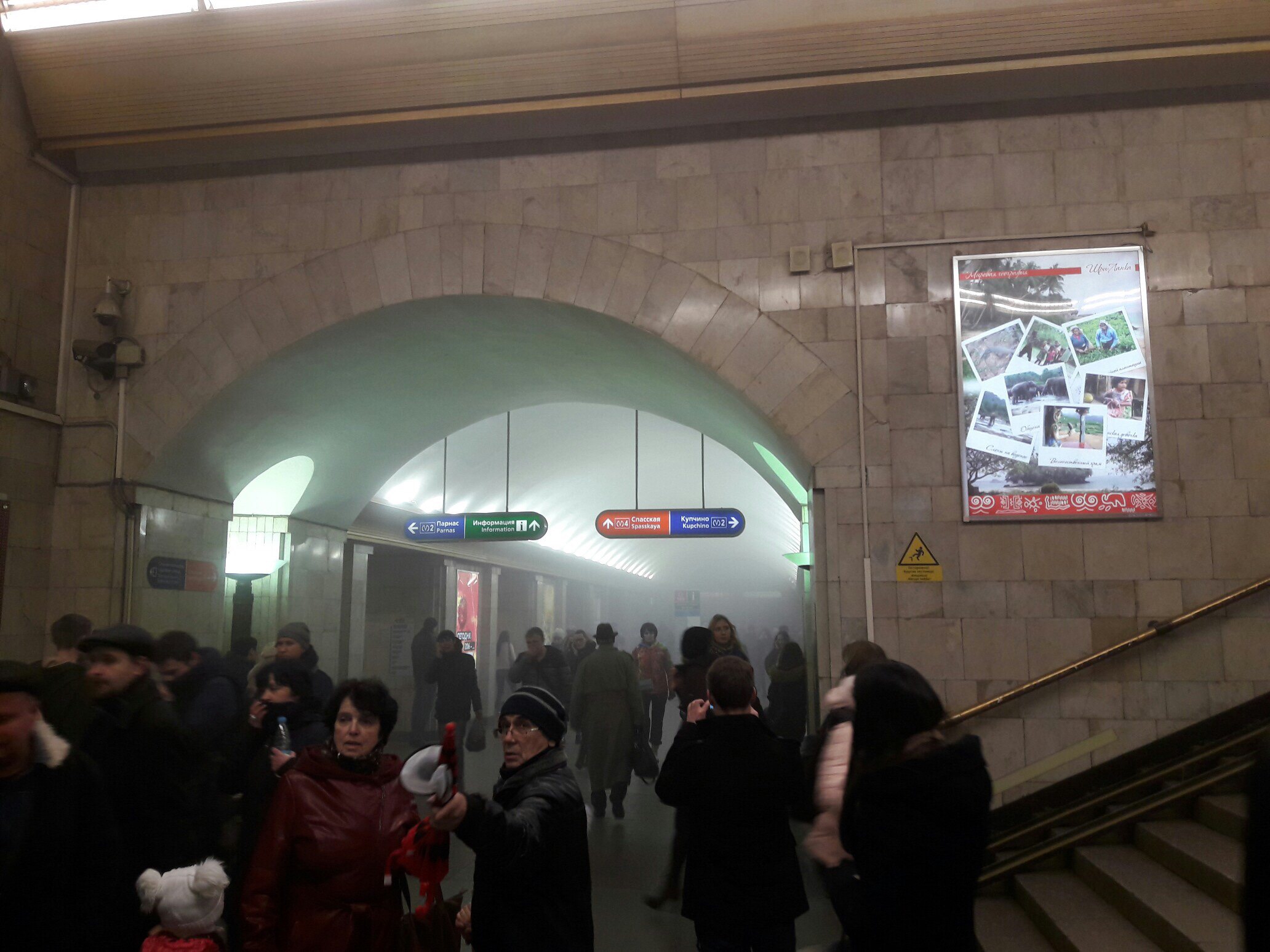 Терорист самоубиец се е взривил в метрото на Санкт Петербург