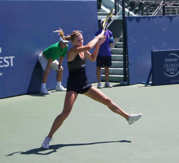 Каратанчева се класира за четвъртфиналите на турнира по тенис на твърди кортове в Албъкърки