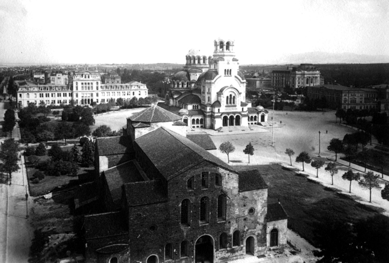 Изглед от площада край храм-паметника ”Свети Александър Невски” и църквата ”Св. София”