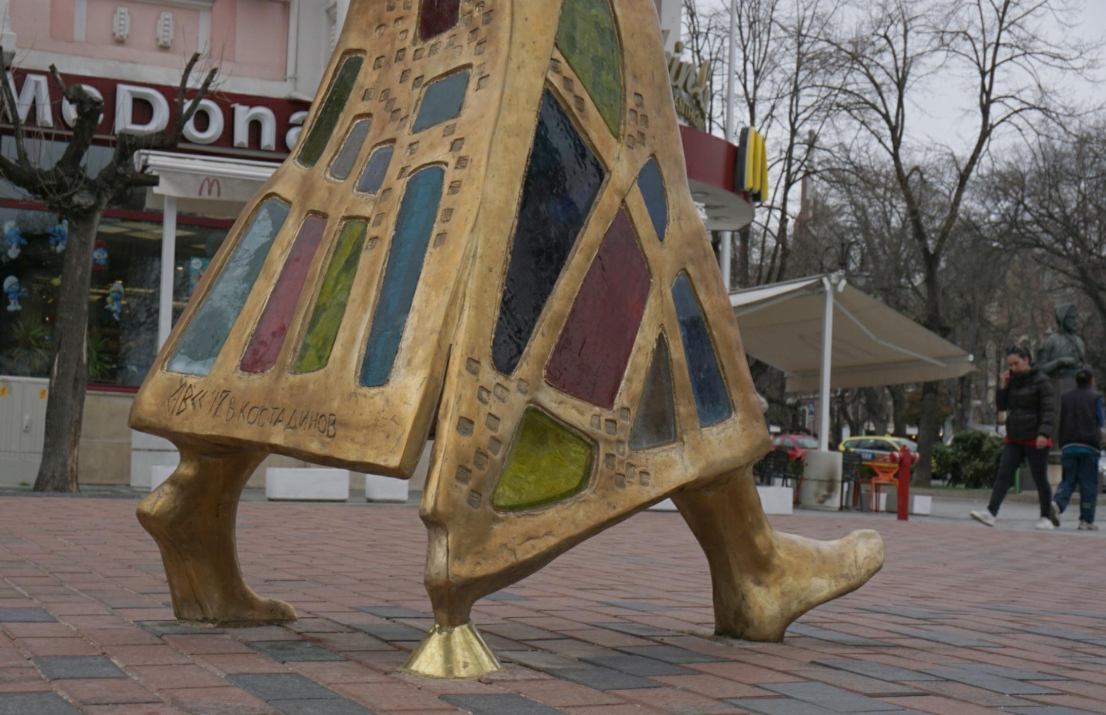 ”Жълтата кака с трите крака” заформи скандал в центъра на Варна