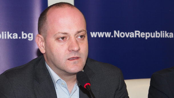 Радан Кънев: “Лукойл“ е монополист на акцизните складове и това е причината за високите цени на бензина и дизела