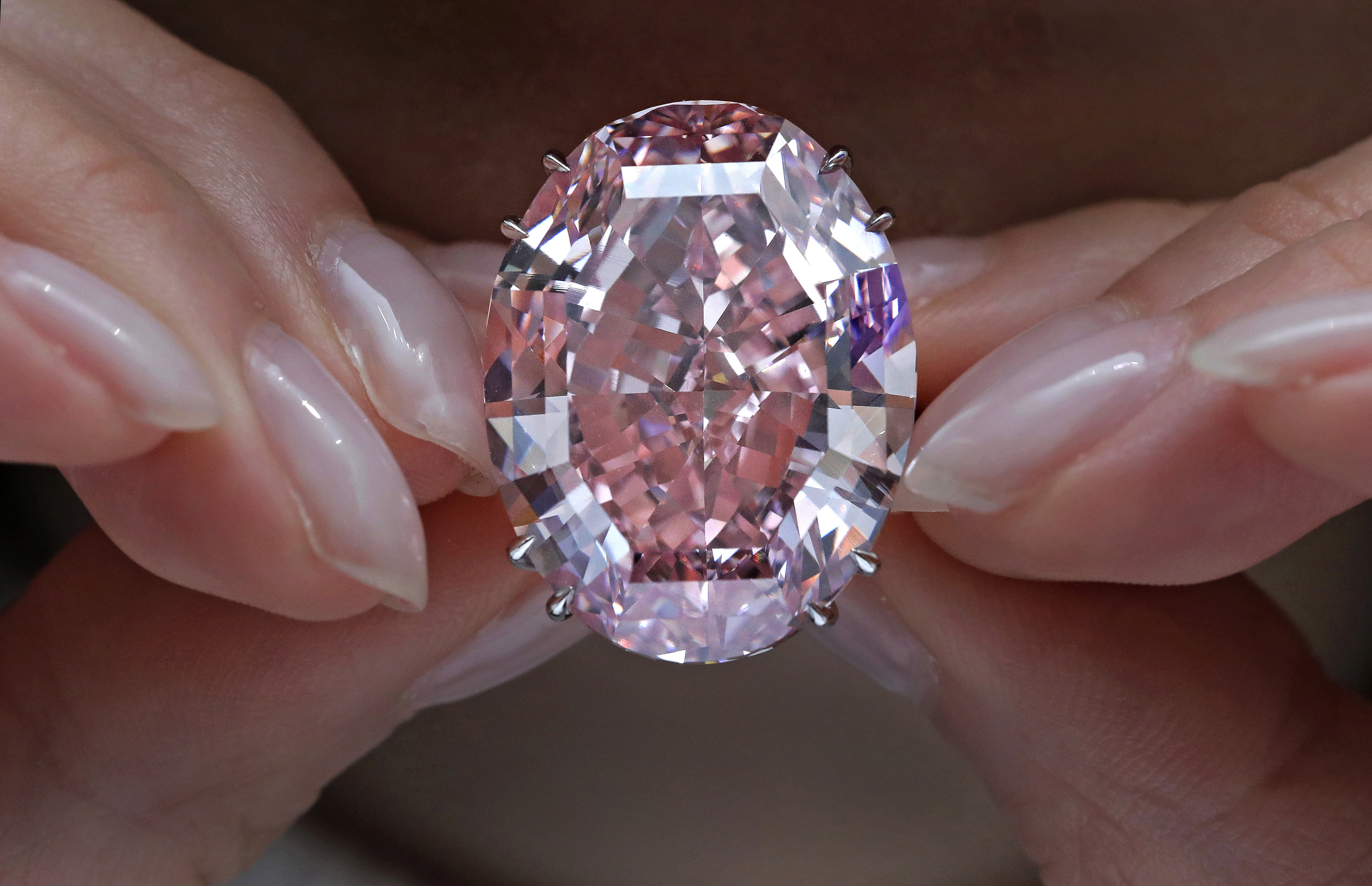 ”Розова звезда” стана най-скъпият диамант, продаден на търг