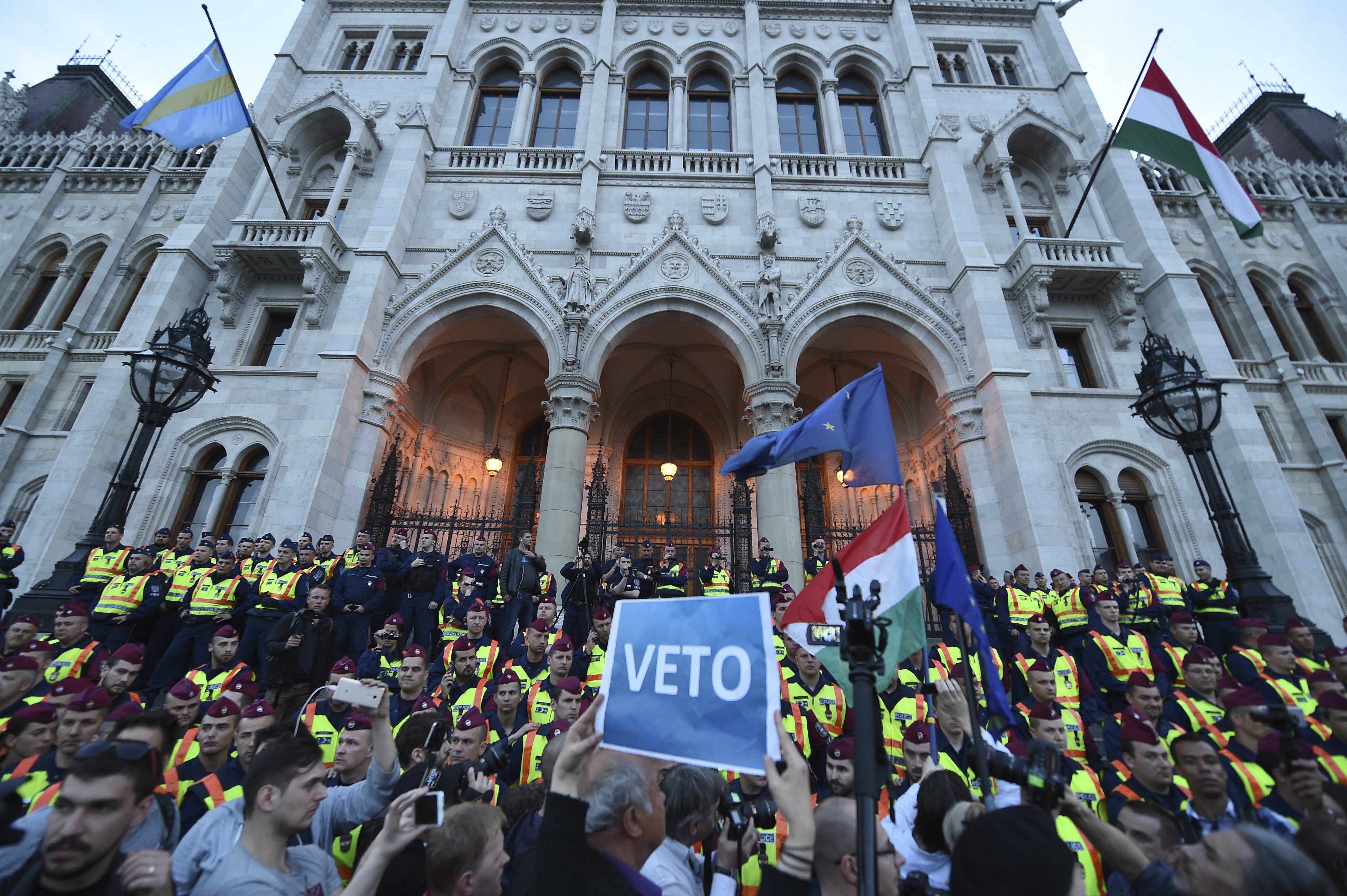 Демонстранти в Будапеща протестират пред парламента против закона