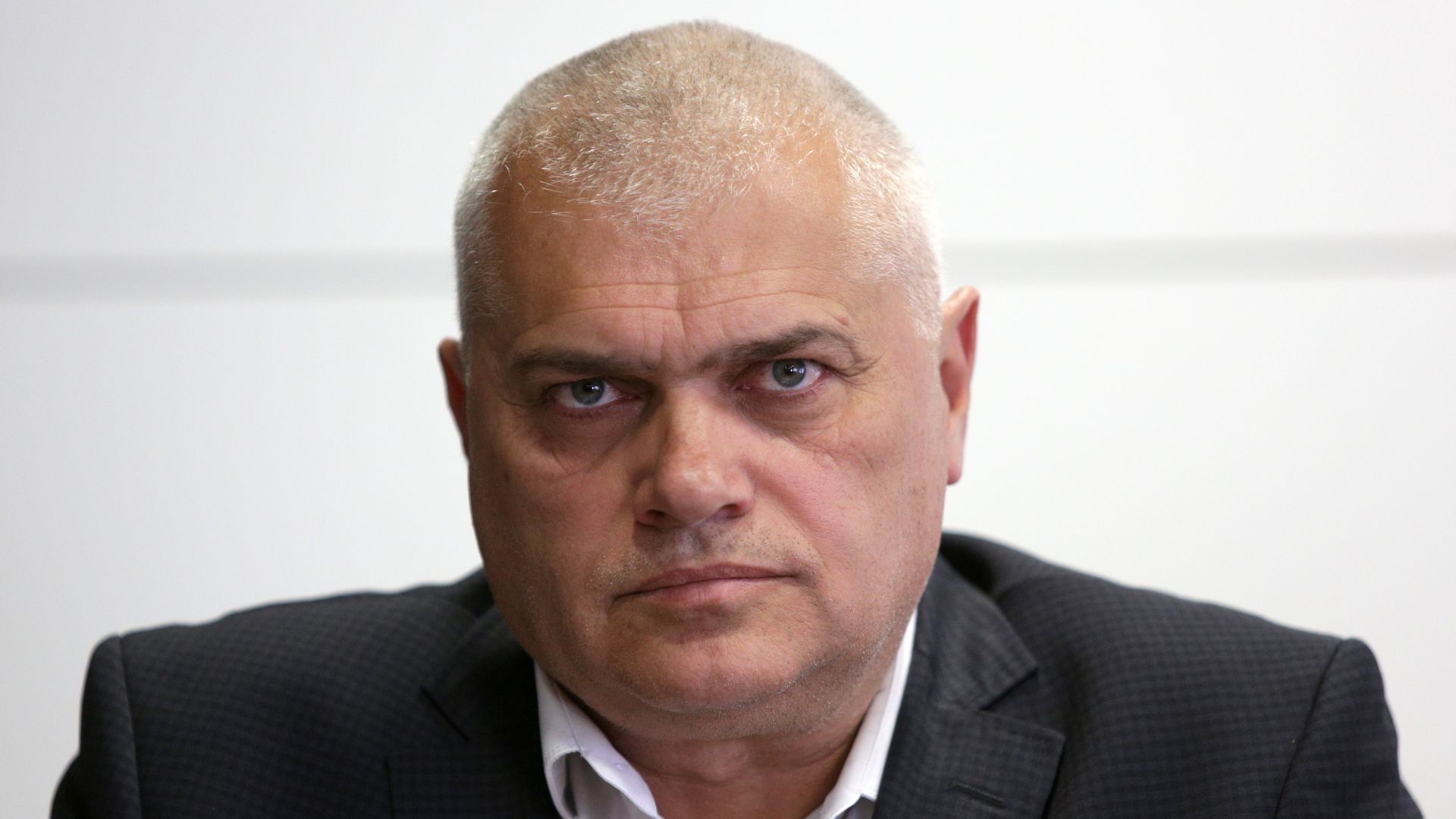 Валентин Радев: Подходено е некомпетентно при катастрофата с бащата на президента 