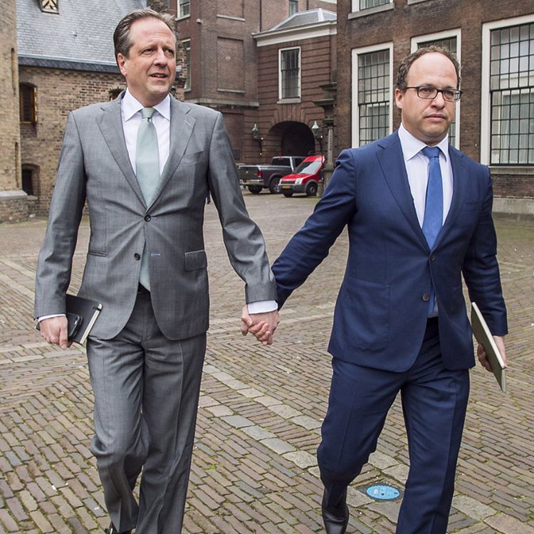 Холандски мъже ръка за ръка срещу хомофобията