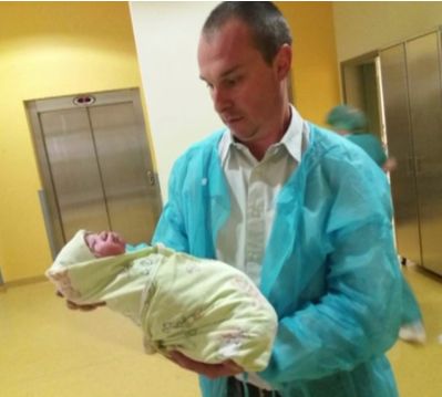 Петър Бакърджиев с новородения си син Максим