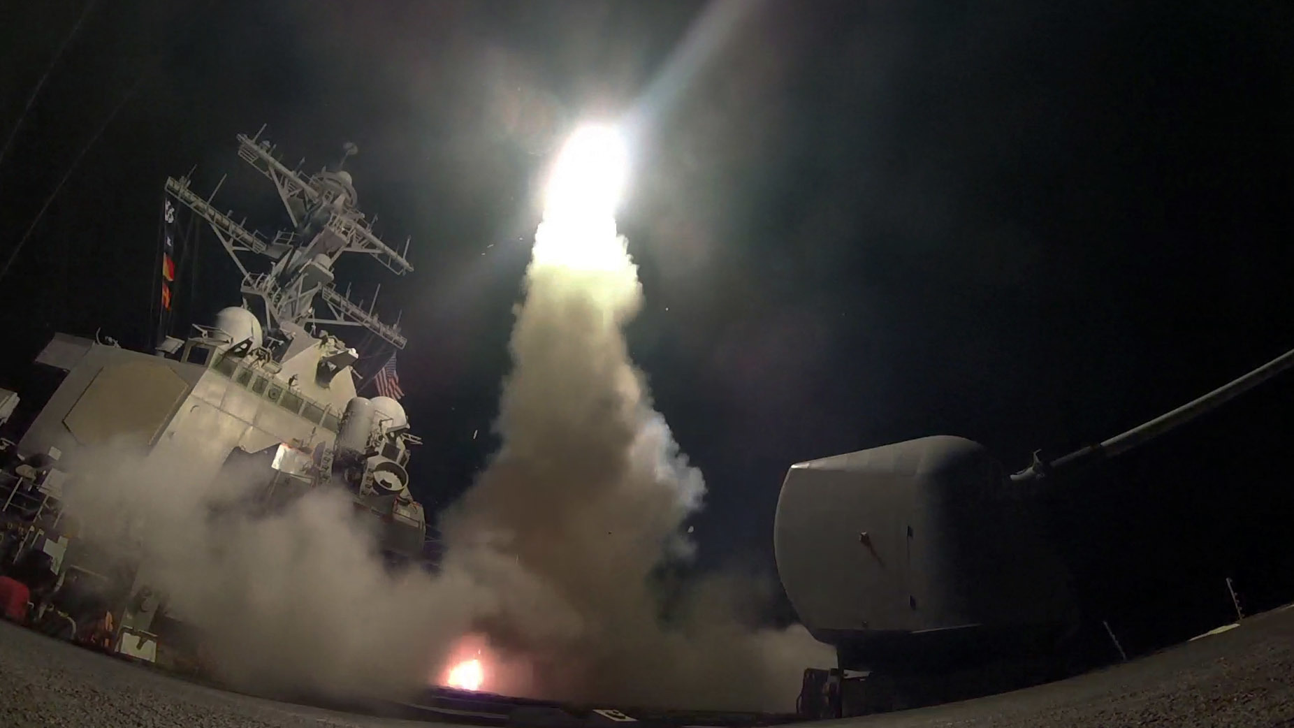 От американски бойни кораби бяха изстреляни ракети по военни бази в Сирия