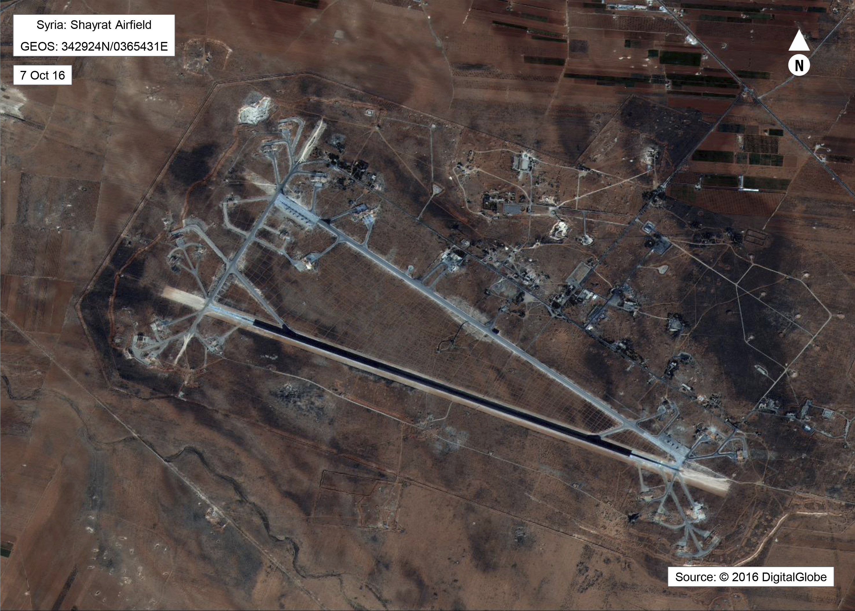 Сателитна снимка, разпространена от Пентагона, показва поразената военна база ”Шайрат”