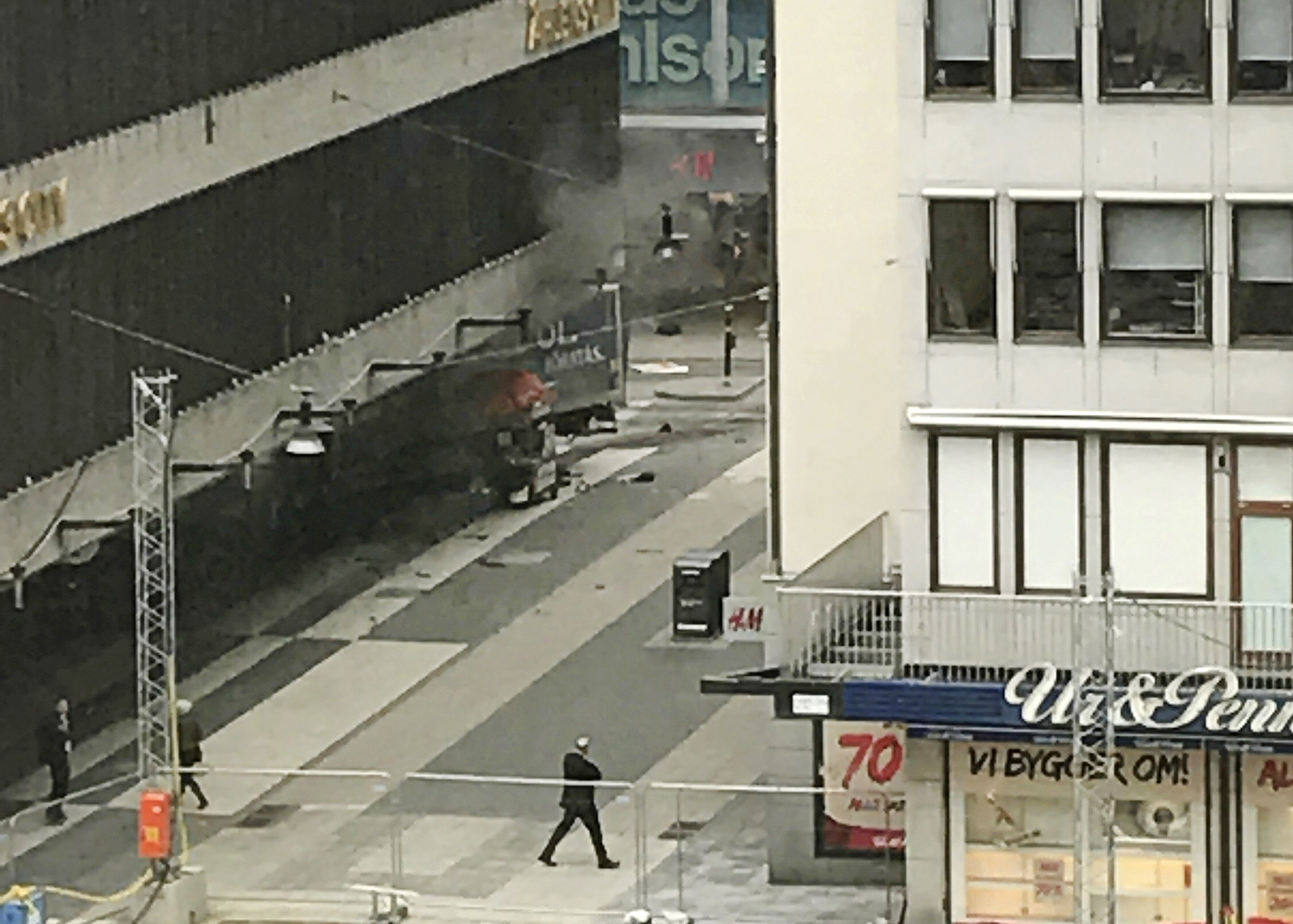 Камион се вряза в пешеходци в Стокхолм на 7 април