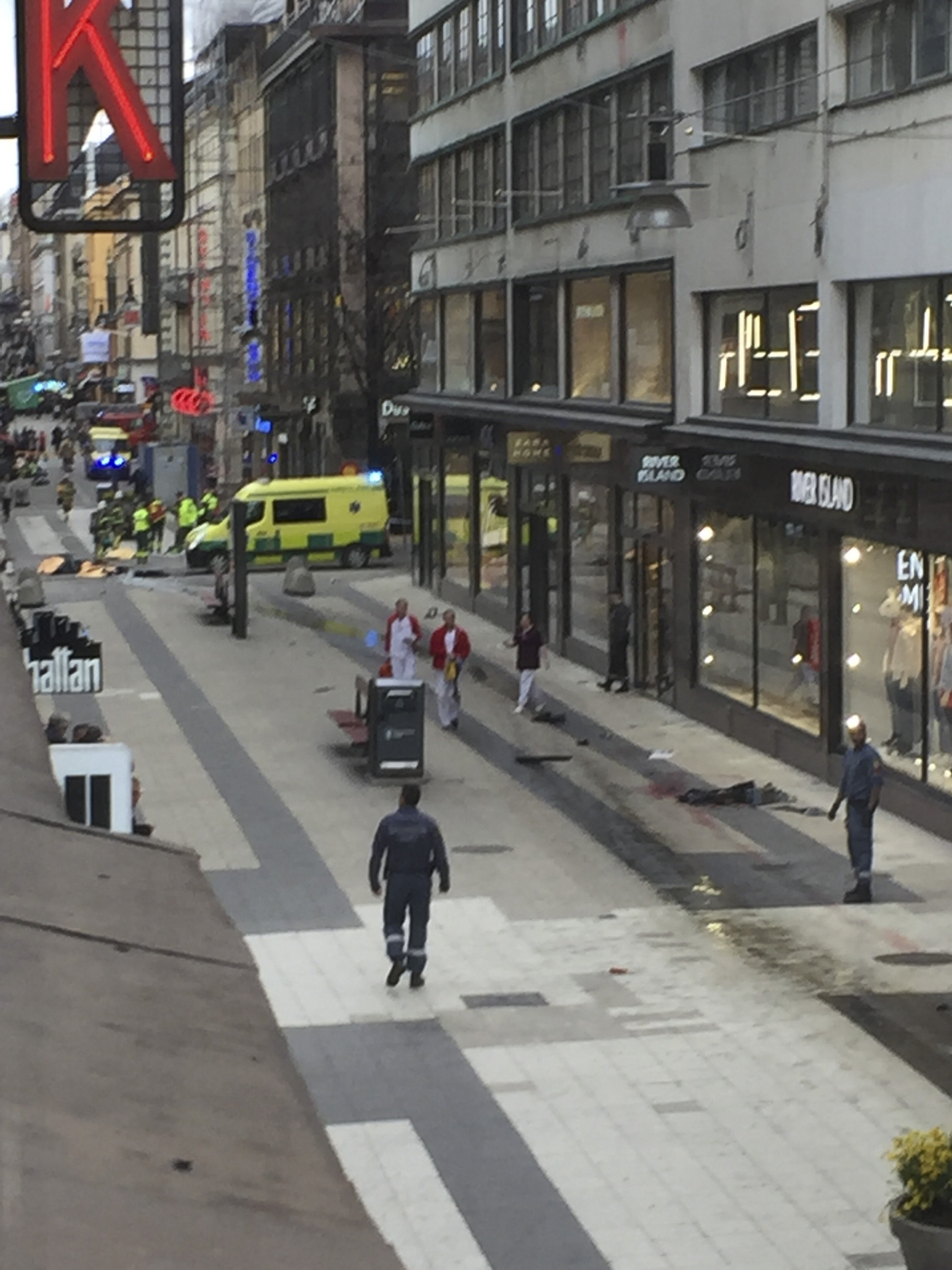 Терористична атака и в Стокхолм, има жертви (снимки+видео)