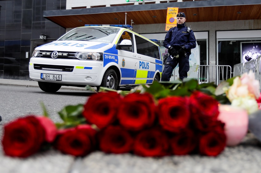 Полицаи на мястото, където камион се вряза в пешеходци в Стокхолм