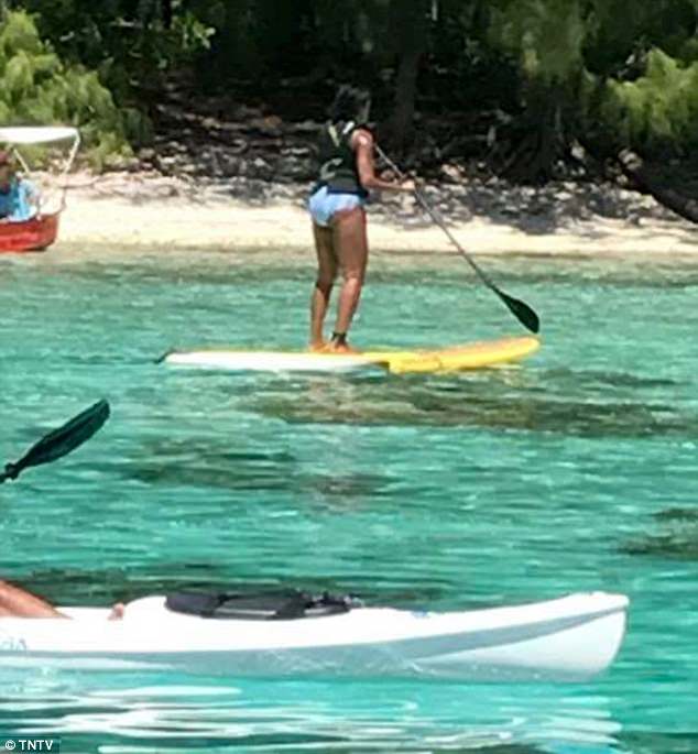 Мишел Обама гребе изправена върху сърф