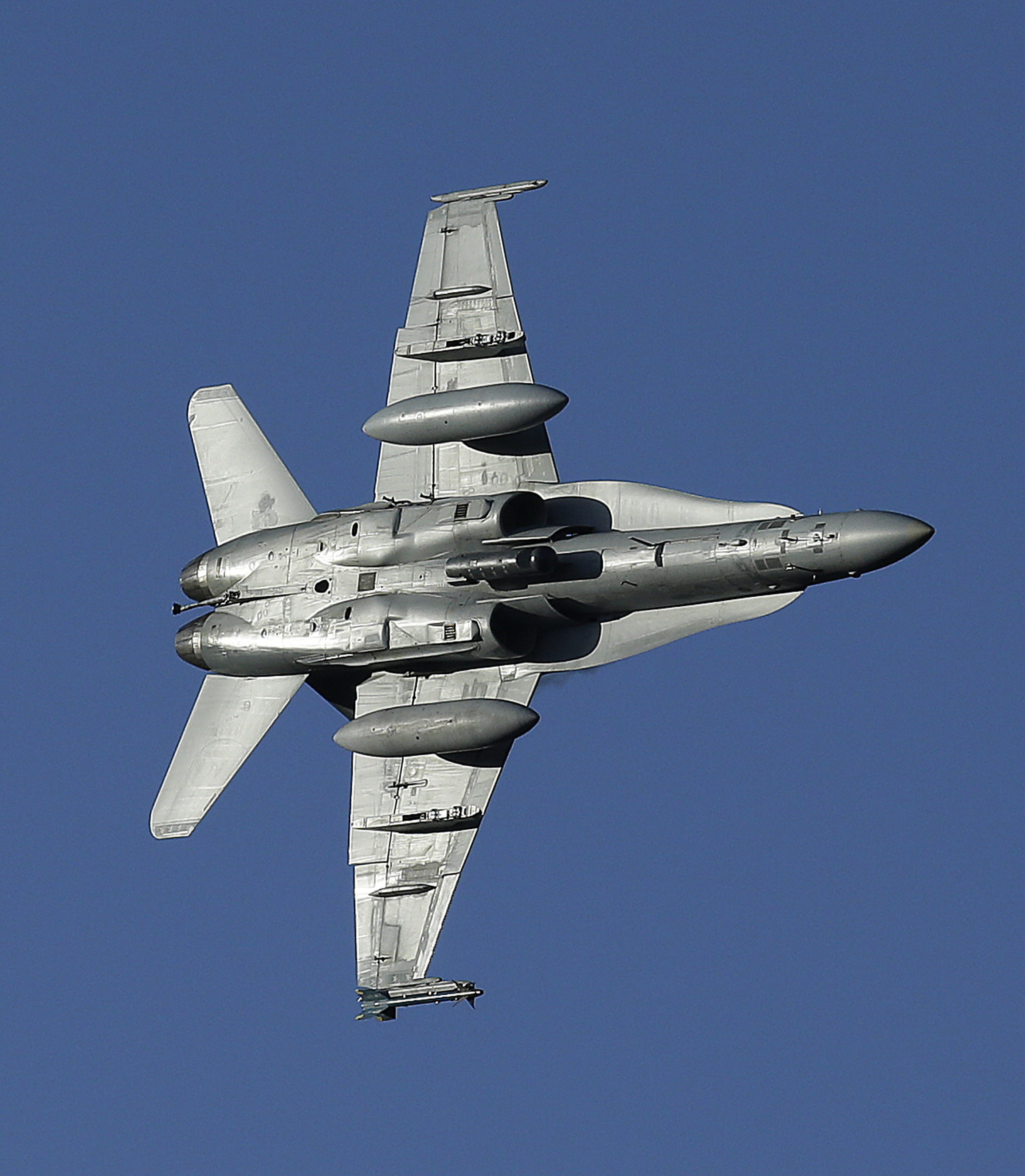 Американски изтребител Ф/А-18Д ( F/A-18D) ”Хорнет” в учебен полет над Калифорния