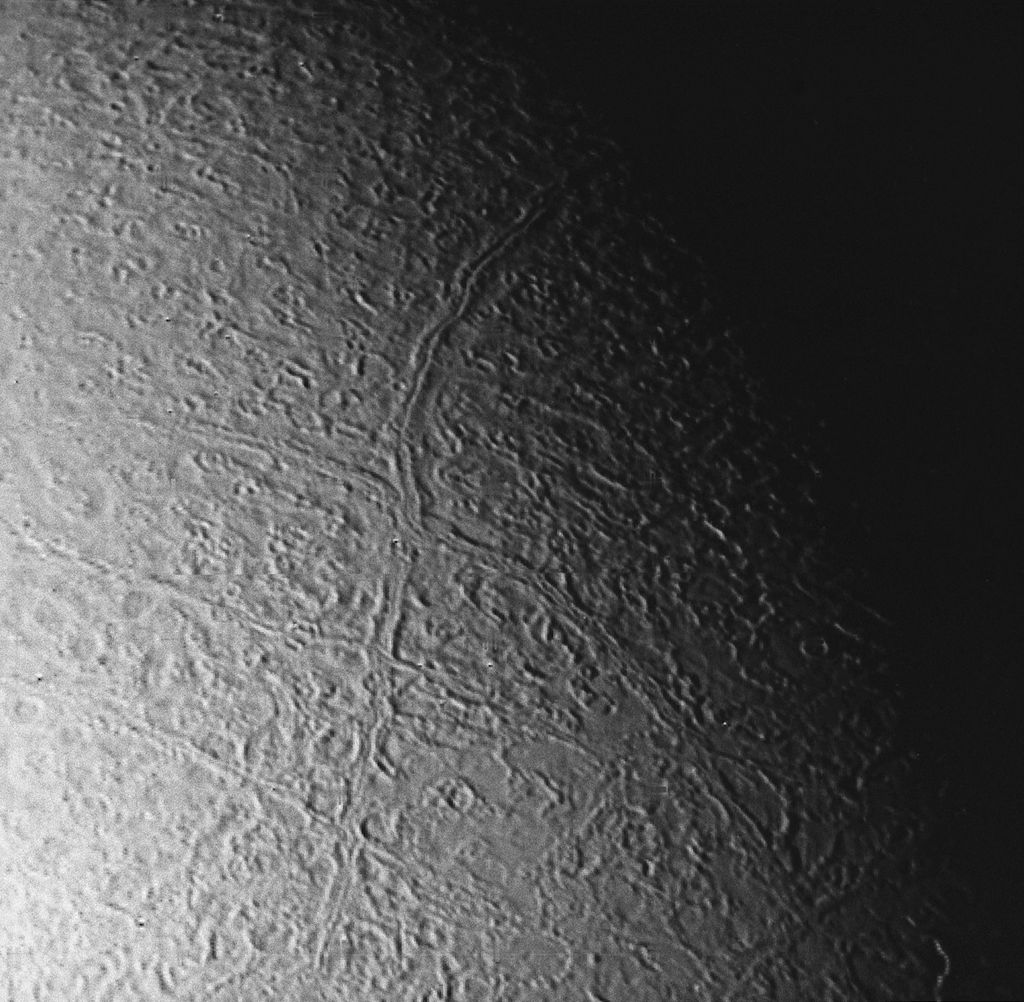 Повърхността на Тритон много прилича на тази на спътника Европа