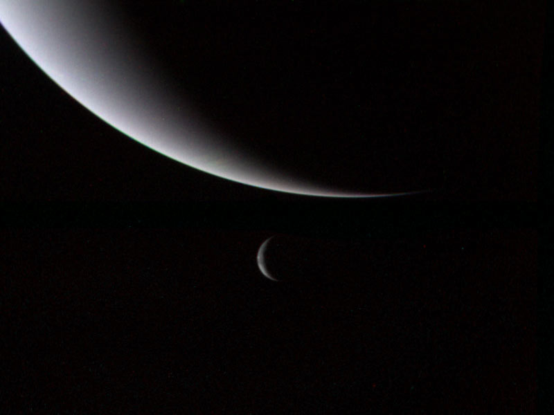 Чернобяла снимка на Нептун (горе) и Тритон (долу)