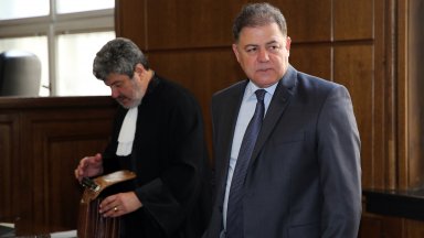 Началникът на авиобаза Граф Игнатиево бригаден генерал Николай Русев е