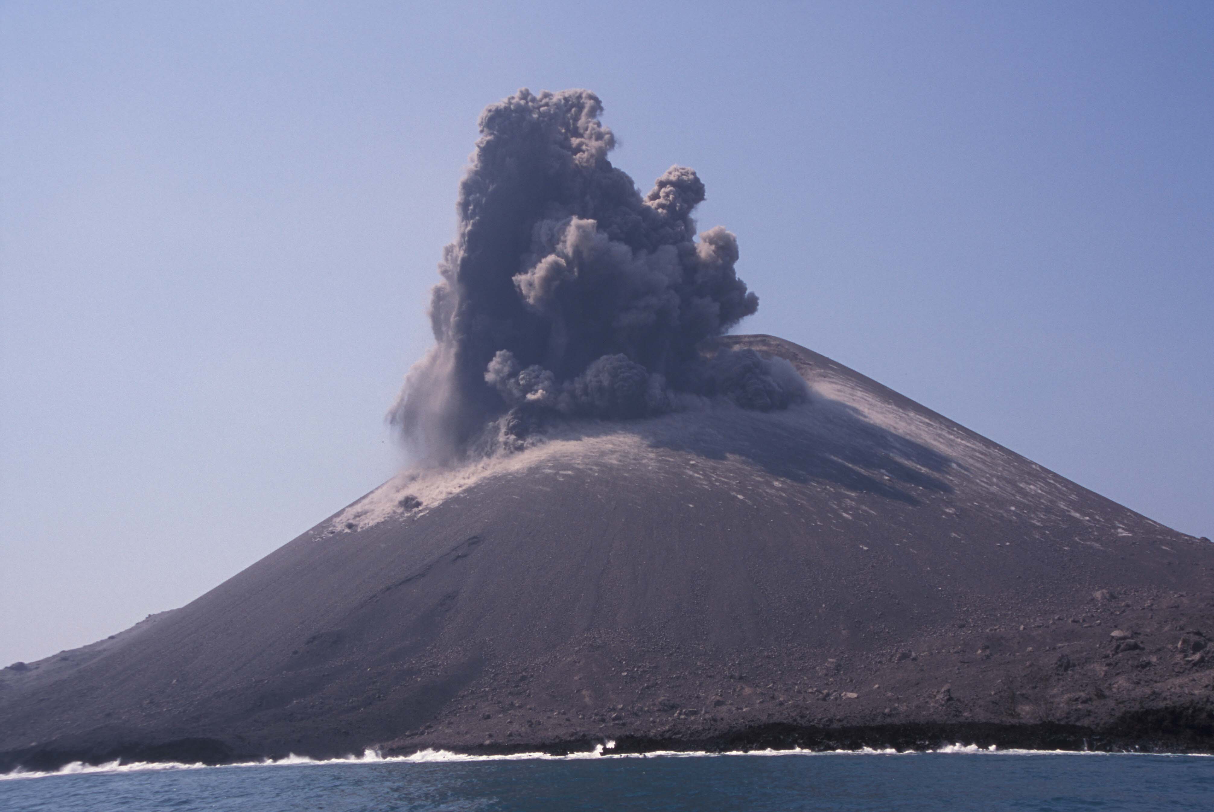 Вулкан дискавери. Извержение вулкана Кракатау 1883. Кракатау (Индонезия), 27 августа 1883 года. Вулкан Кракатау 1883 год. Извержение вулкана Кракатау в Индонезии.