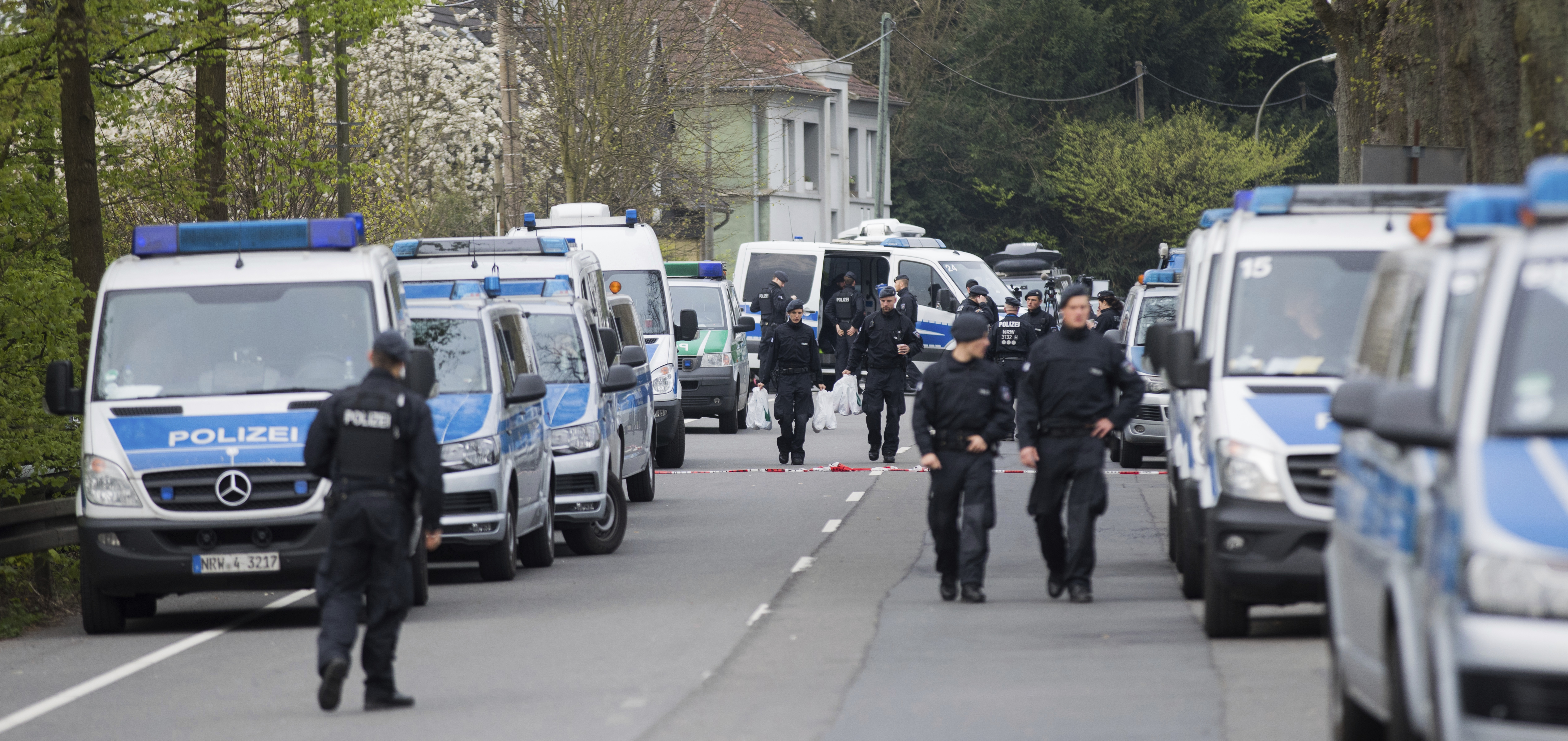 Около 176 полицаи и 10 магистрати от прокуратурата обискираха "няколко адреса" в Щутгарт и околностите, сред които и офиси на Порше