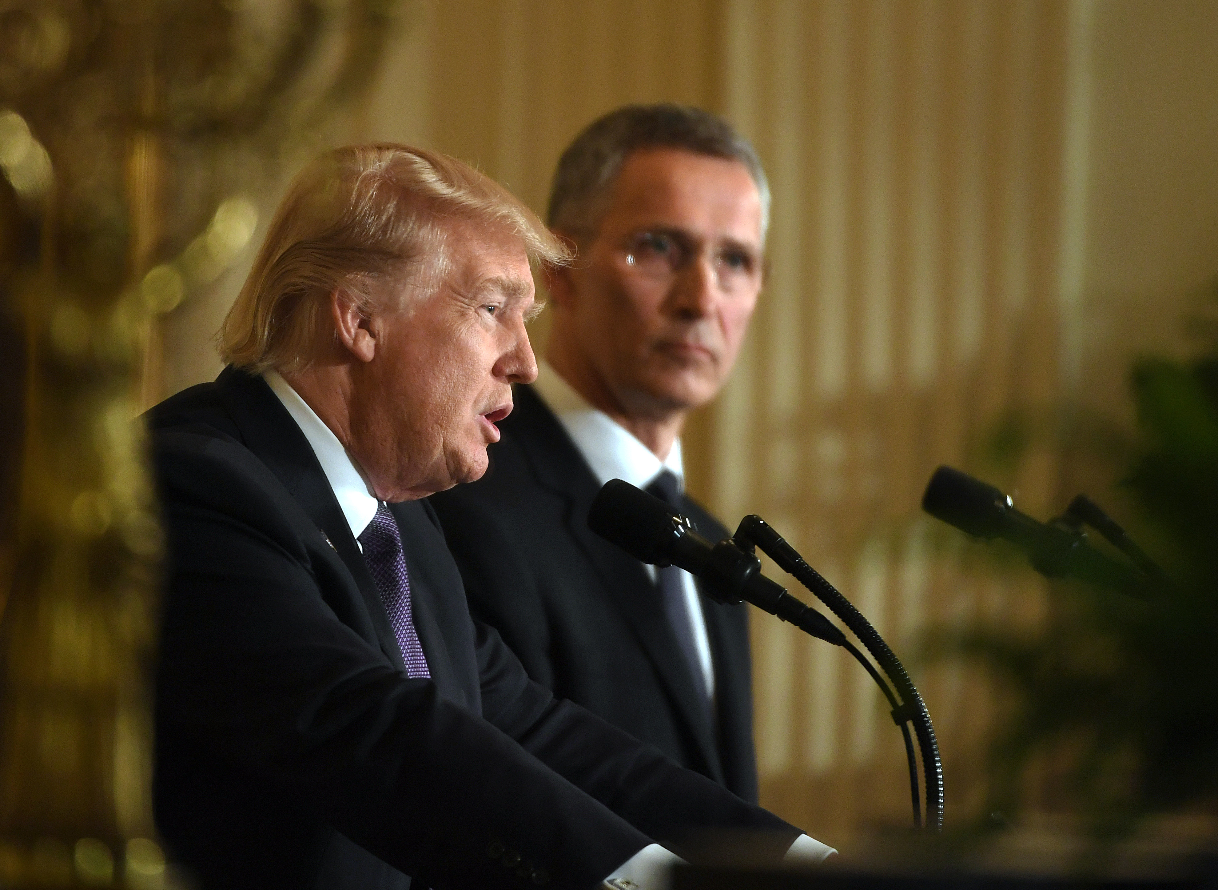Доналд Тръмп и генералният секретар на НАТО Столтенберг на общата си пресконференция снощи във Вашингтон