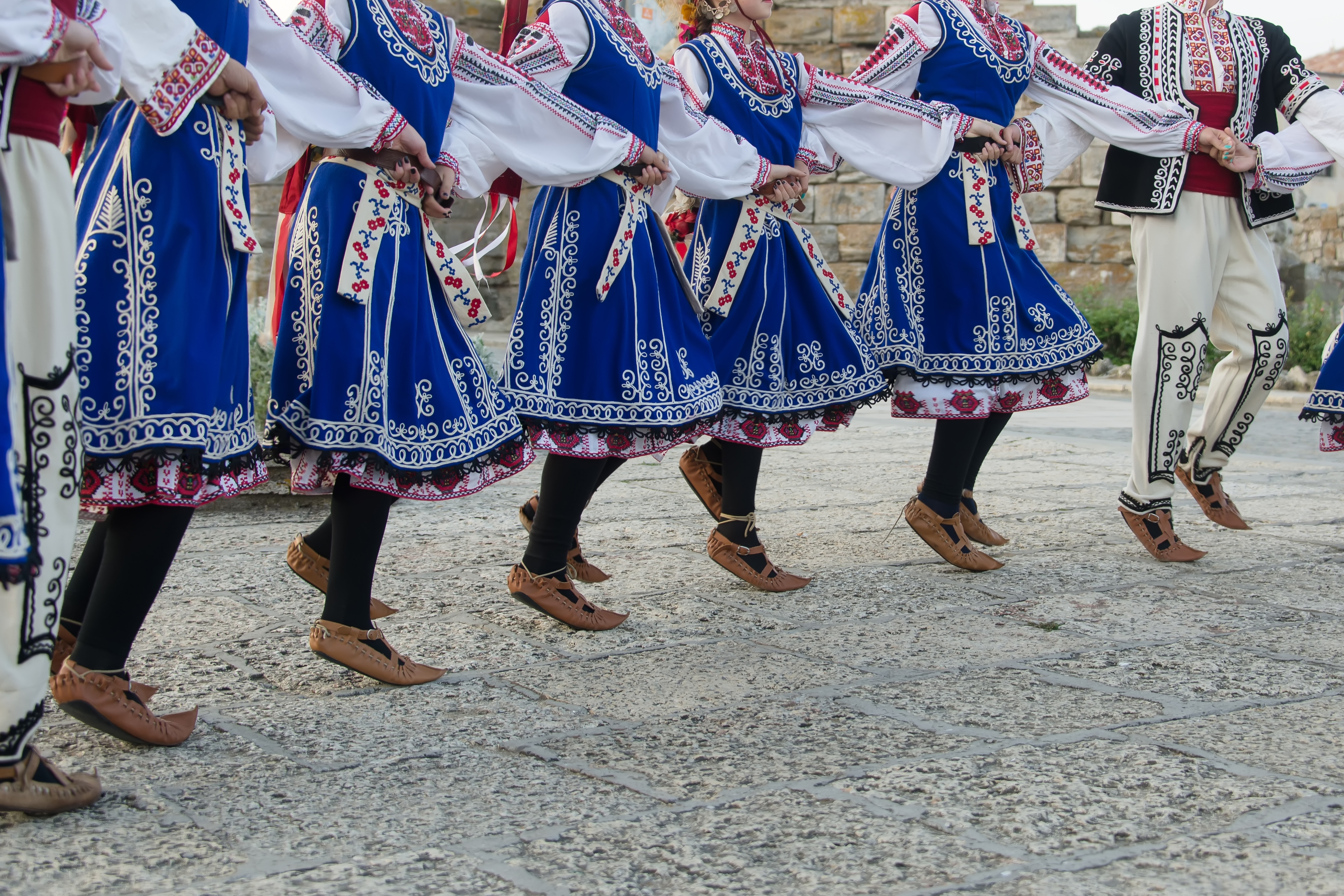 С вино и хоро изпращат пътници на Летище-Бургас