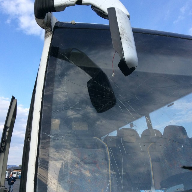 Автобусът е с напукано стъкло и счупено огледало за задно виждане