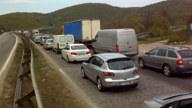 Верижна катастрофа с три коли в тунел Витиня в посока Варна затрудни