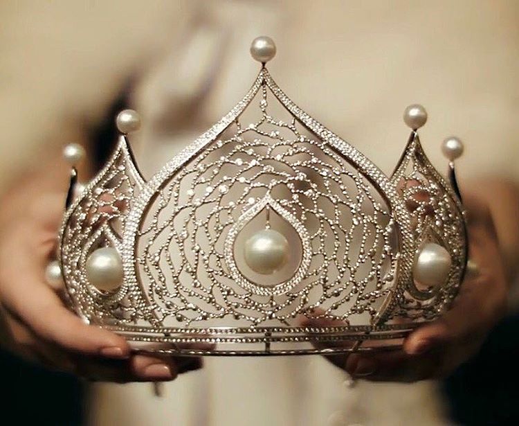 Корона от бяло злато, украсена с брилянти и перли на стойност над 1 милион долара