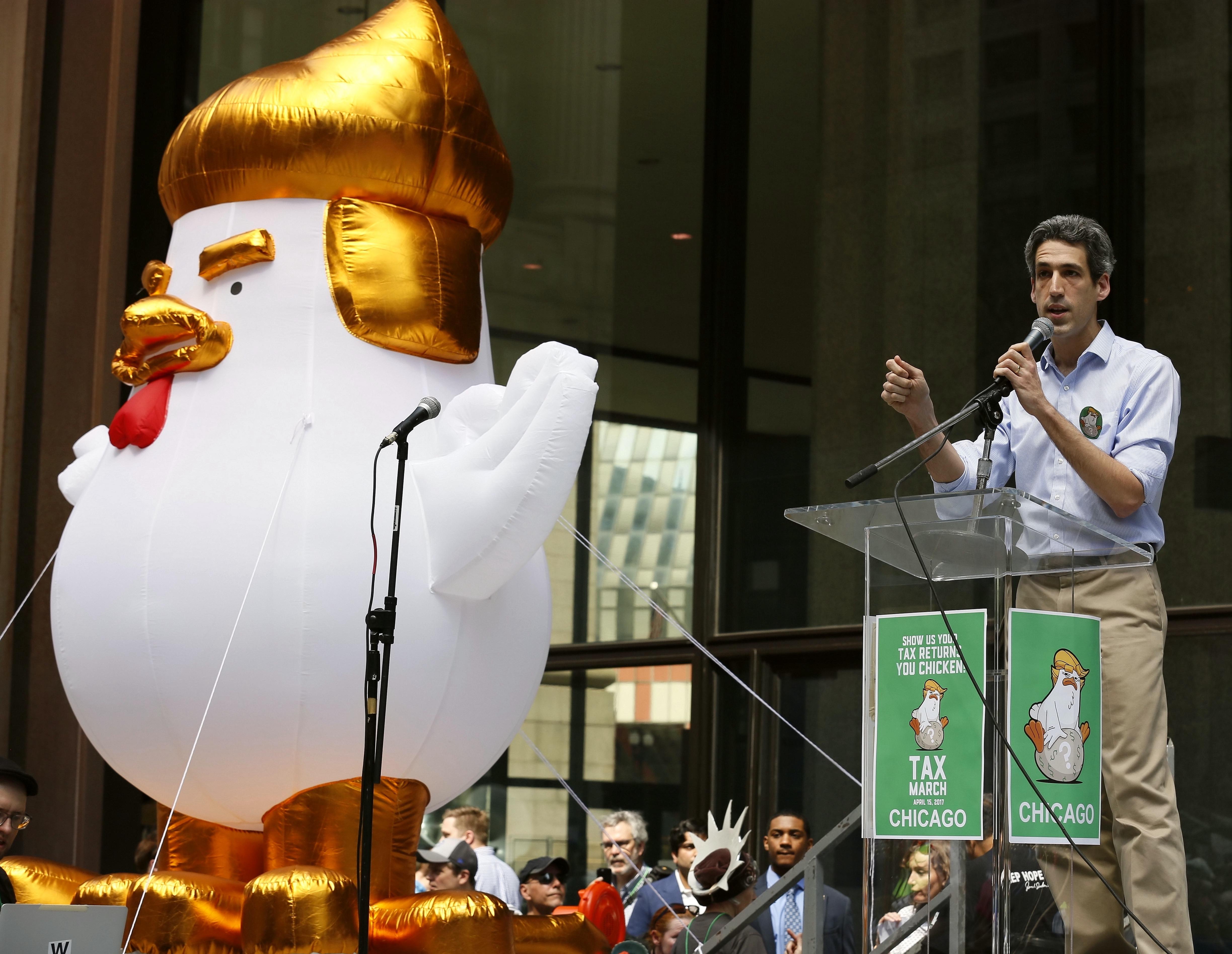 На протест в Чикаго Тръмп бе изобразен като голяма златна кокошка, страхуваща се да декларира богатството и данъците си