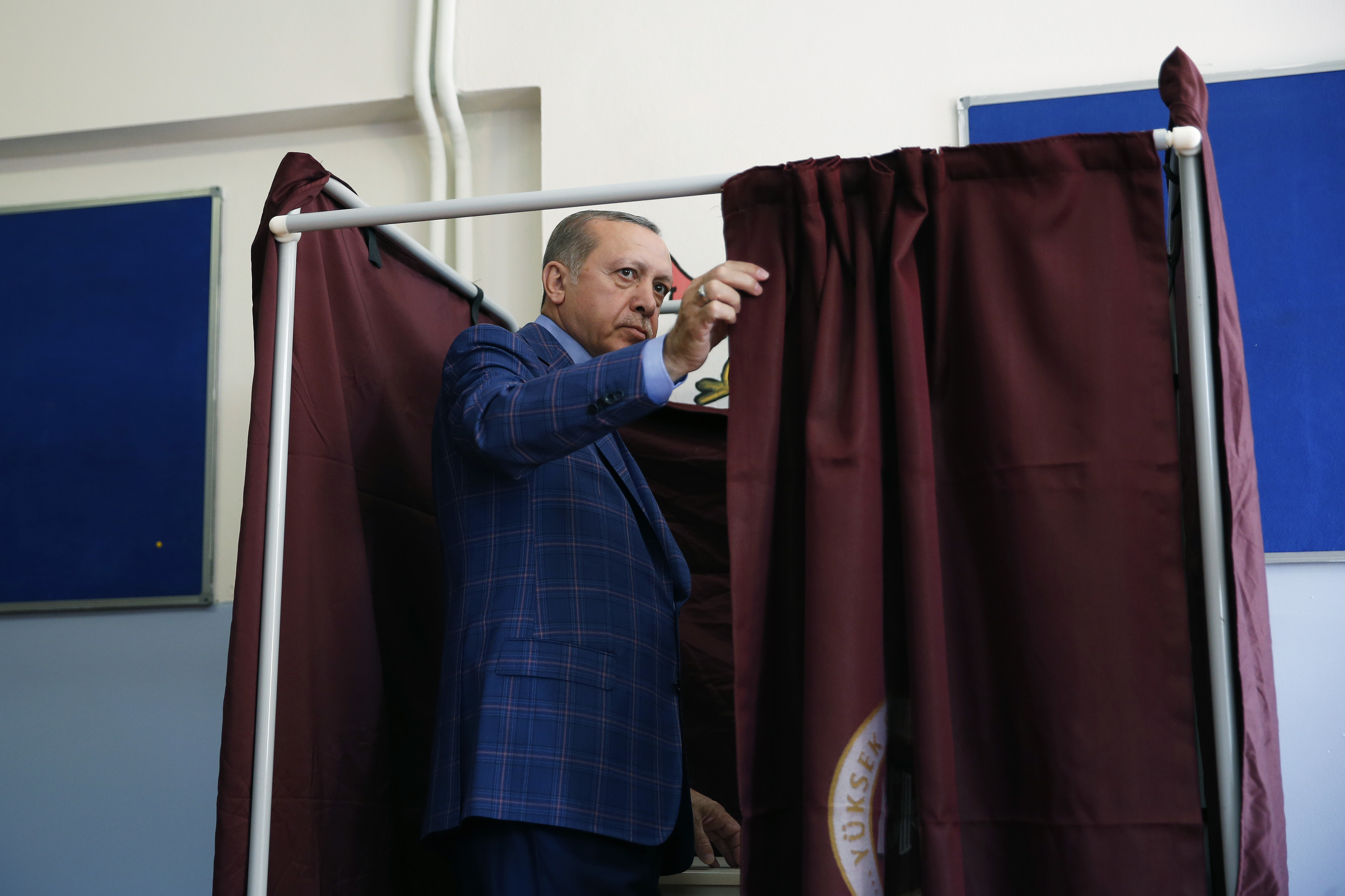 Президентът Ердоган гласува на референдума
