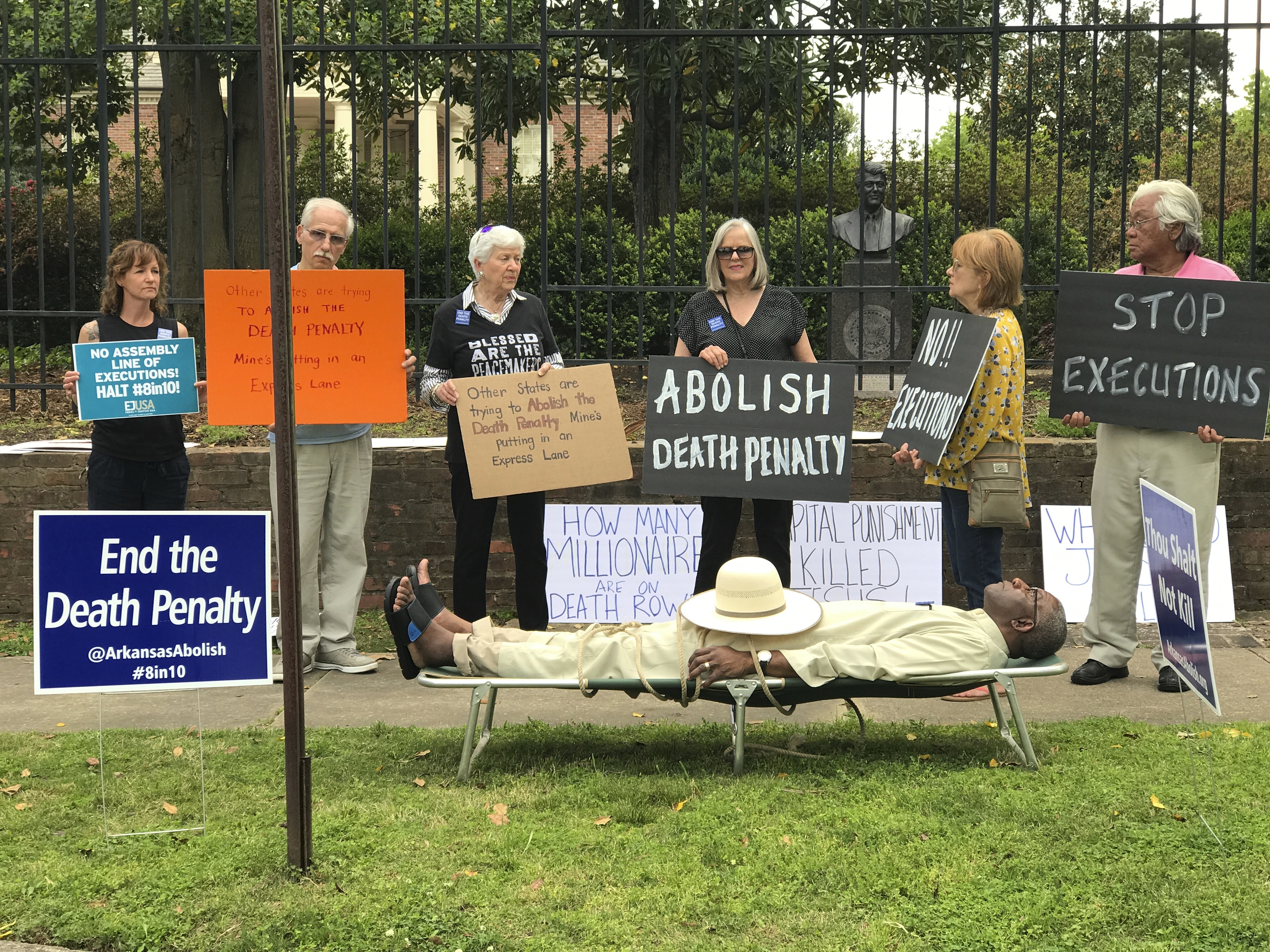 Противници на смъртното наказание демонстрираха в петък в Литъл Рок, Арканзас
