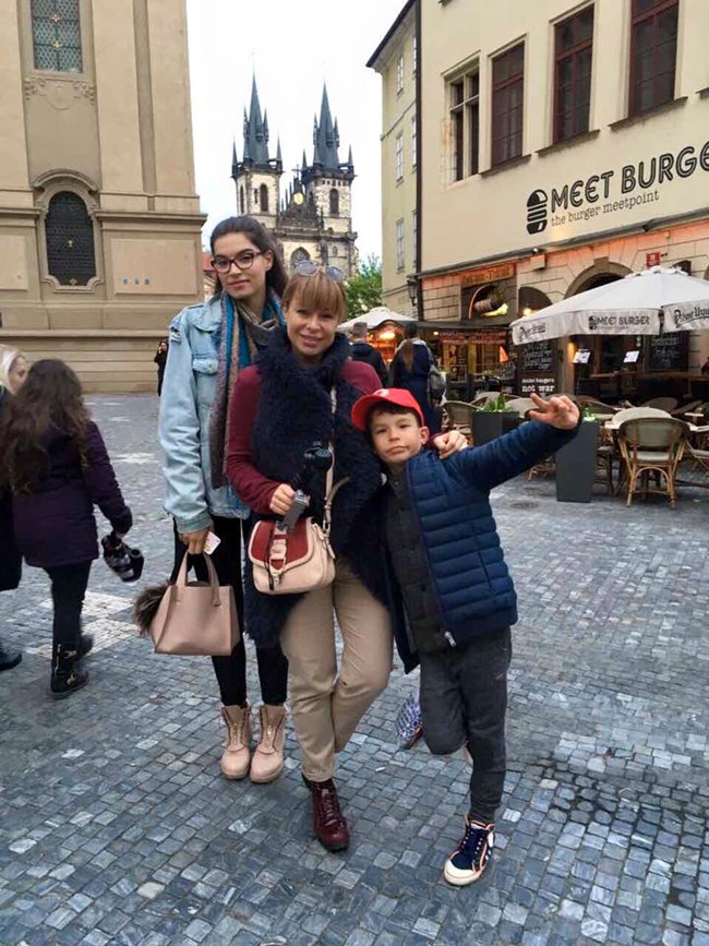 Мира Добрева с децата си в Прага