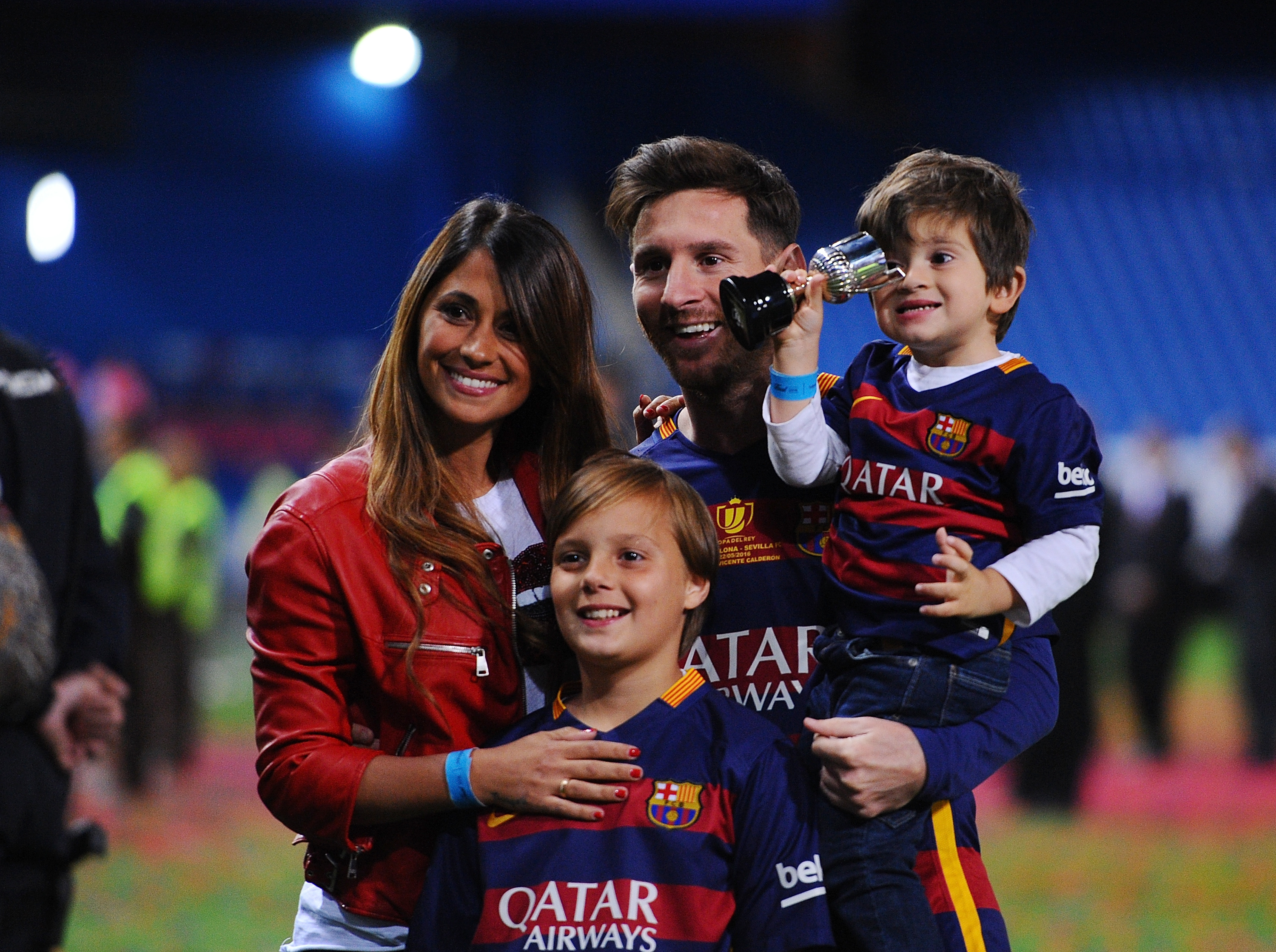 Антонела Рокуцо и Лионел Меси с децата си