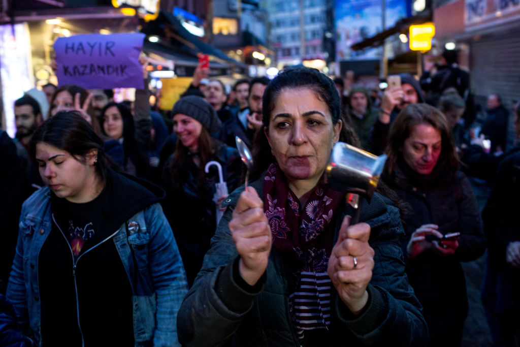 Още пъпрвите резултати от референдума на Ердоган бяха посрещнати с протести