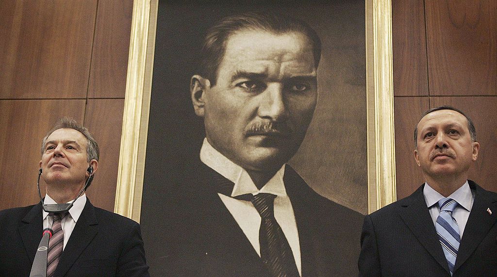 Ердоган пред портрета на Кемал Ататюрк