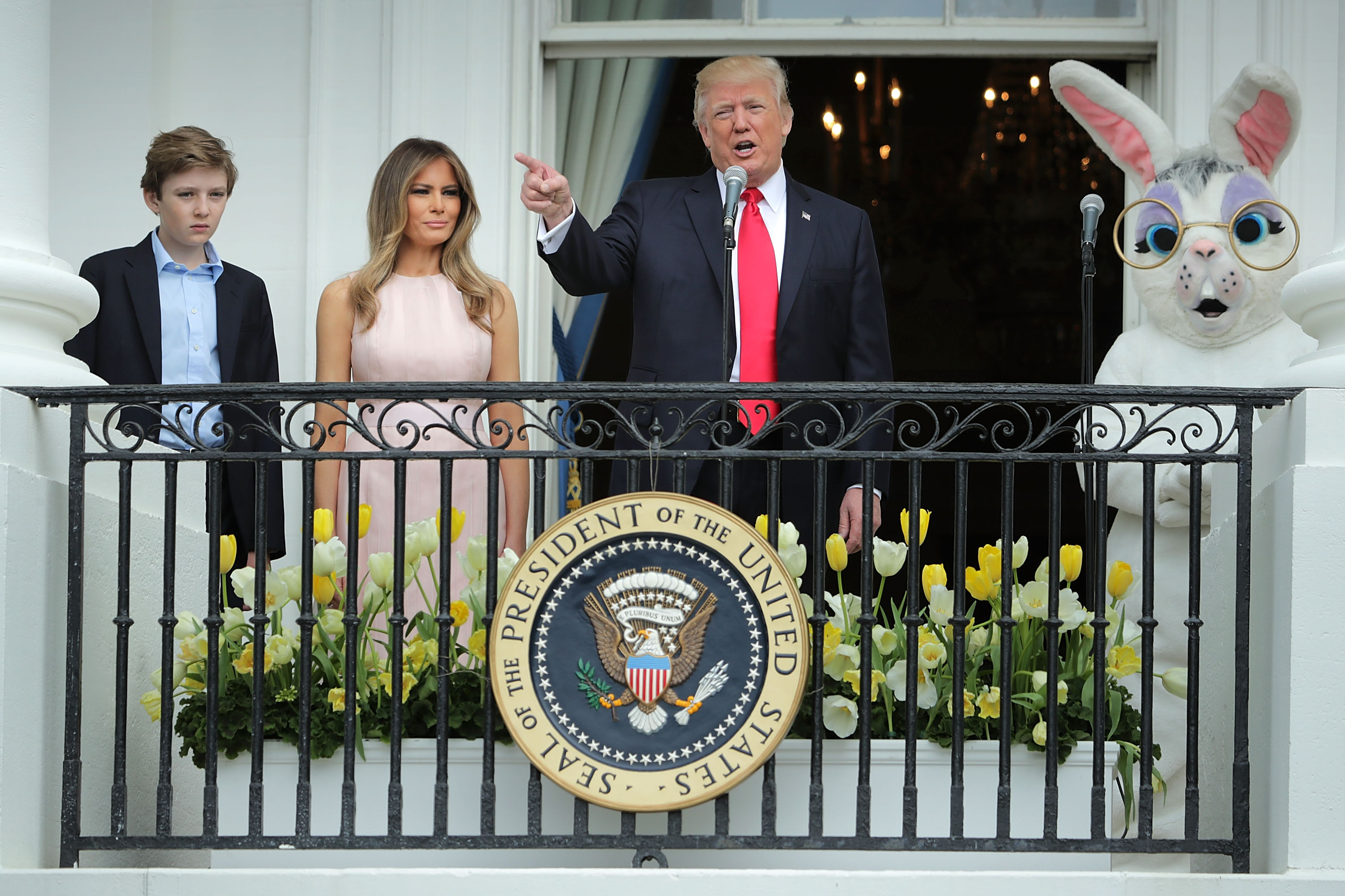 Доналд Тръмп, Барън Тръмп и Мелания Тръмп на Великденското търкаляне на яйца