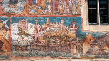 Вижте уникални манастири в Румъния, изрисувани със стенописи отвън