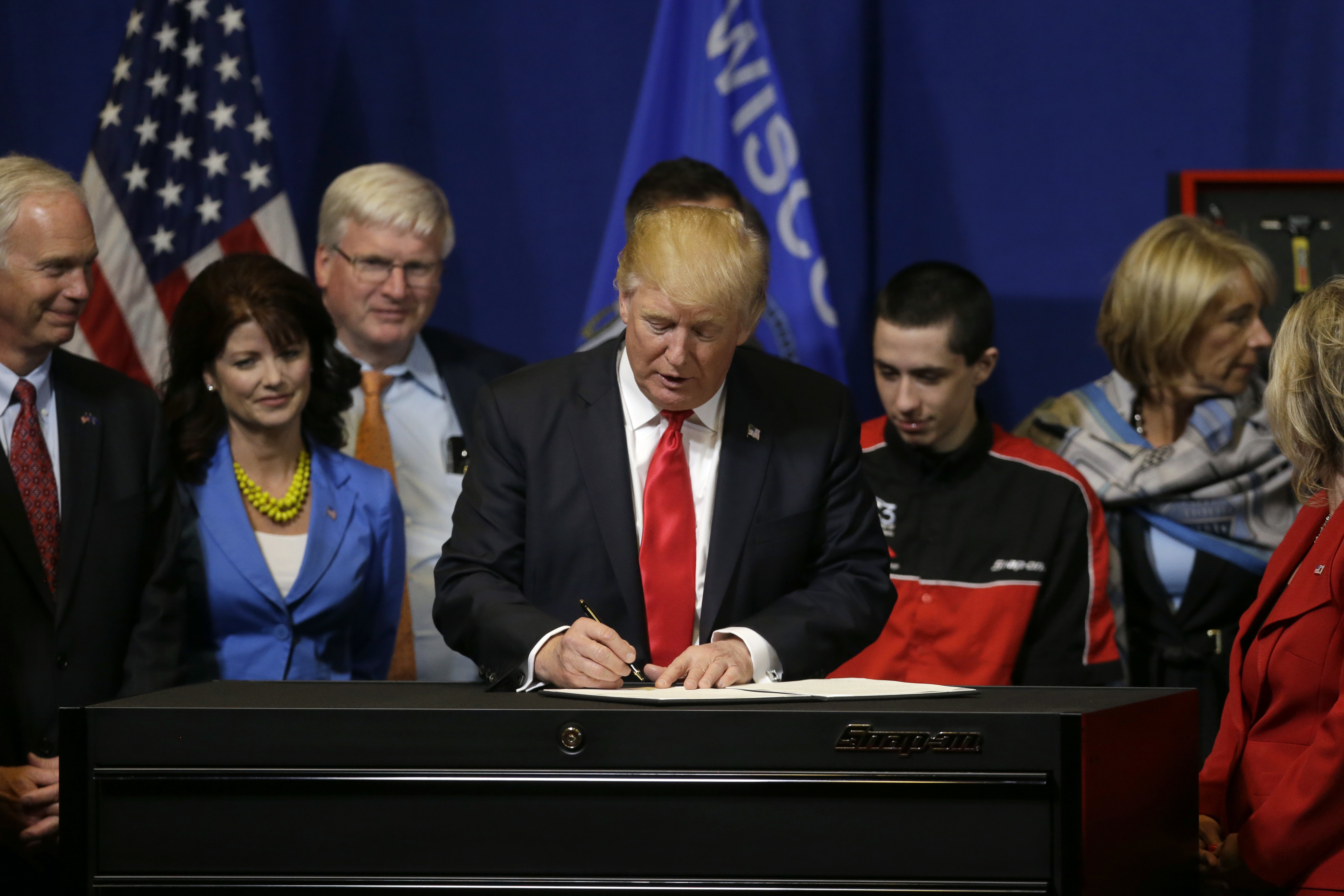 Тръмп публично подписа указа ”Наемай американци, купувай американското” в централата на завод в Кеноша