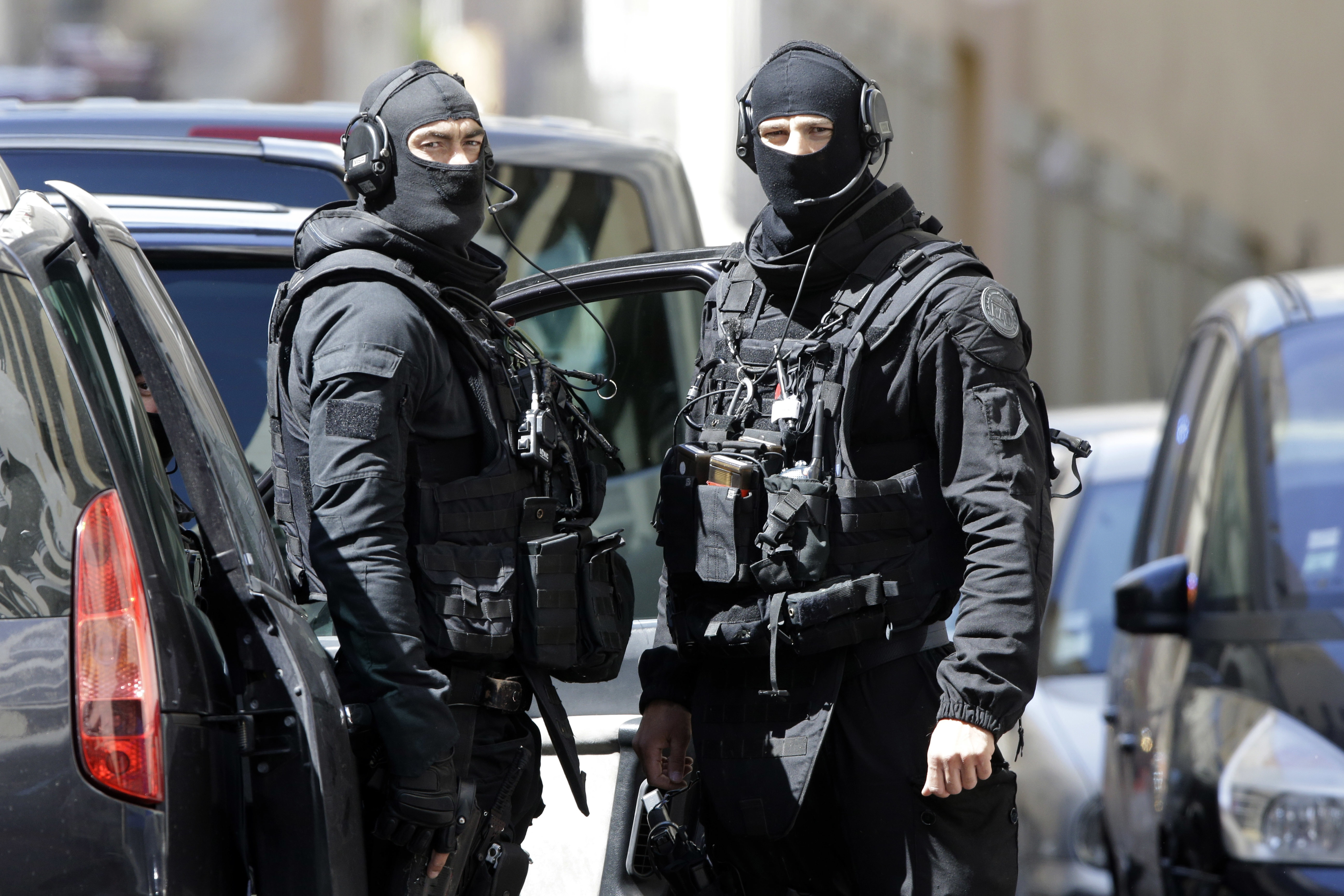Френски полицаи по време на обиските в Марсилия