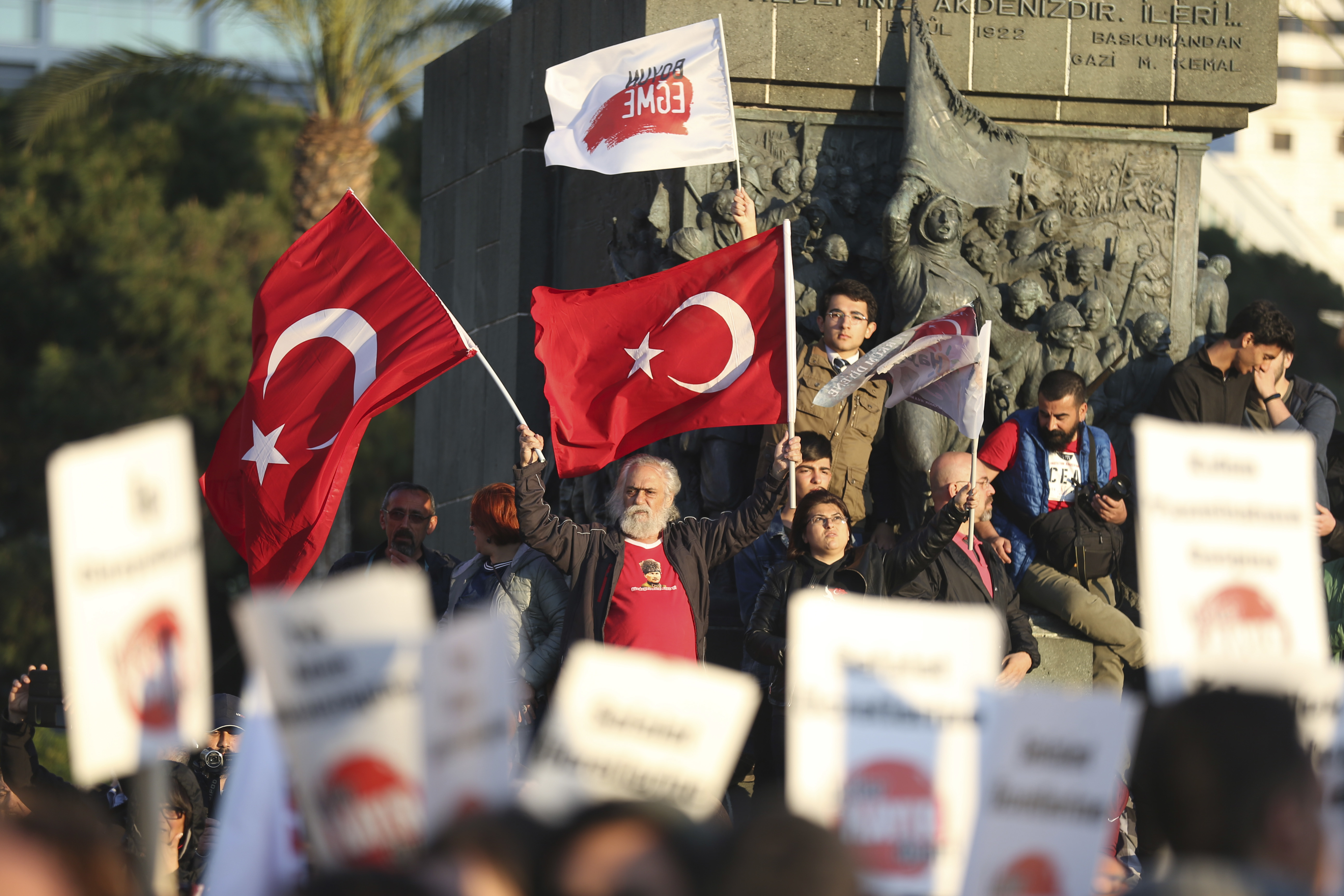 Вчера, втори ден демонстранти в Турция протестираха против нечестното според тях провеждане на референдума и неговите резултати