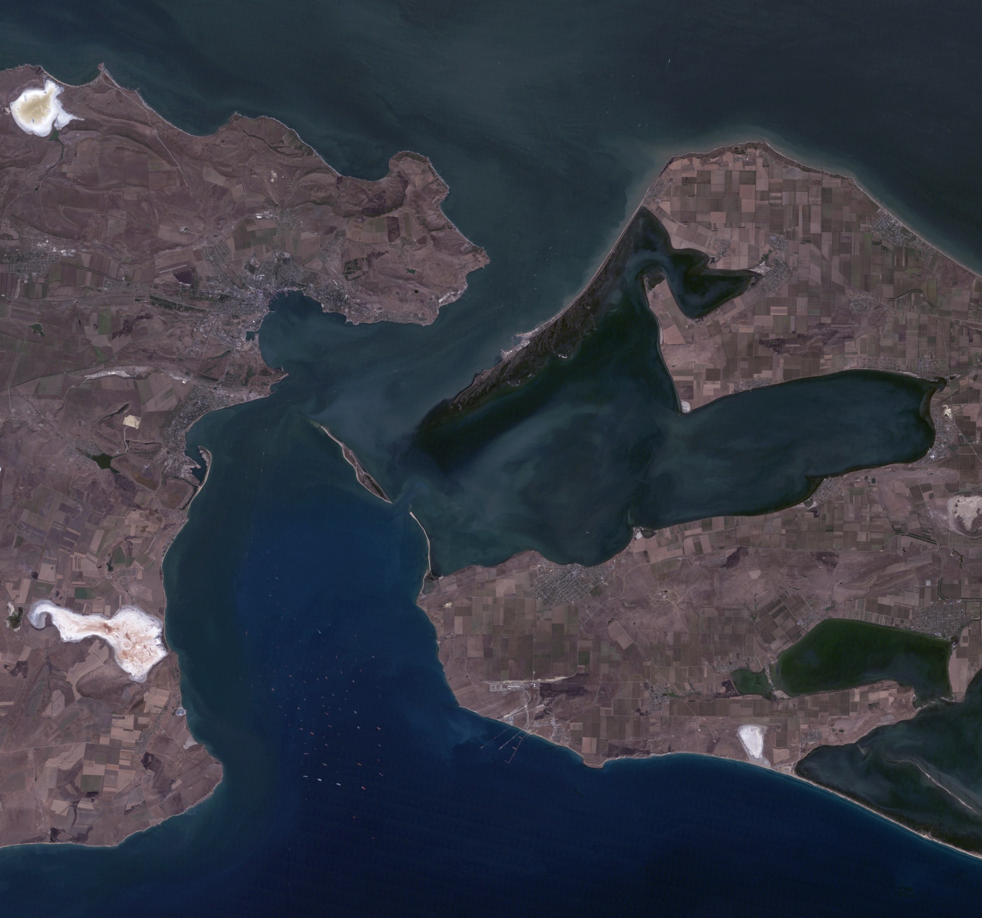 Керченският пролив (между северната част на Черно море и Азовско море), снимка от спътник