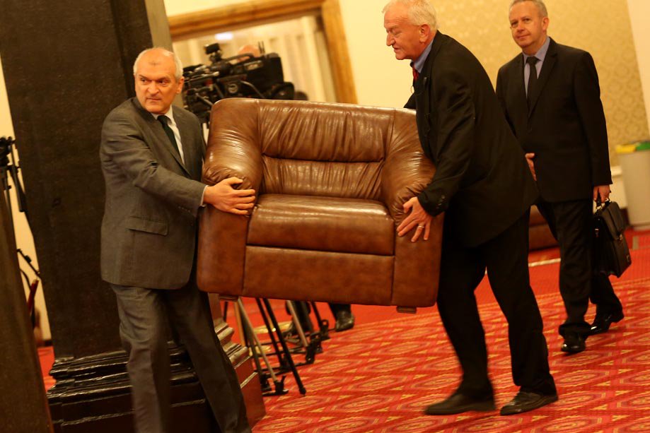 От ПП ГЕРБ пренасят стол в кулоарите на парламента