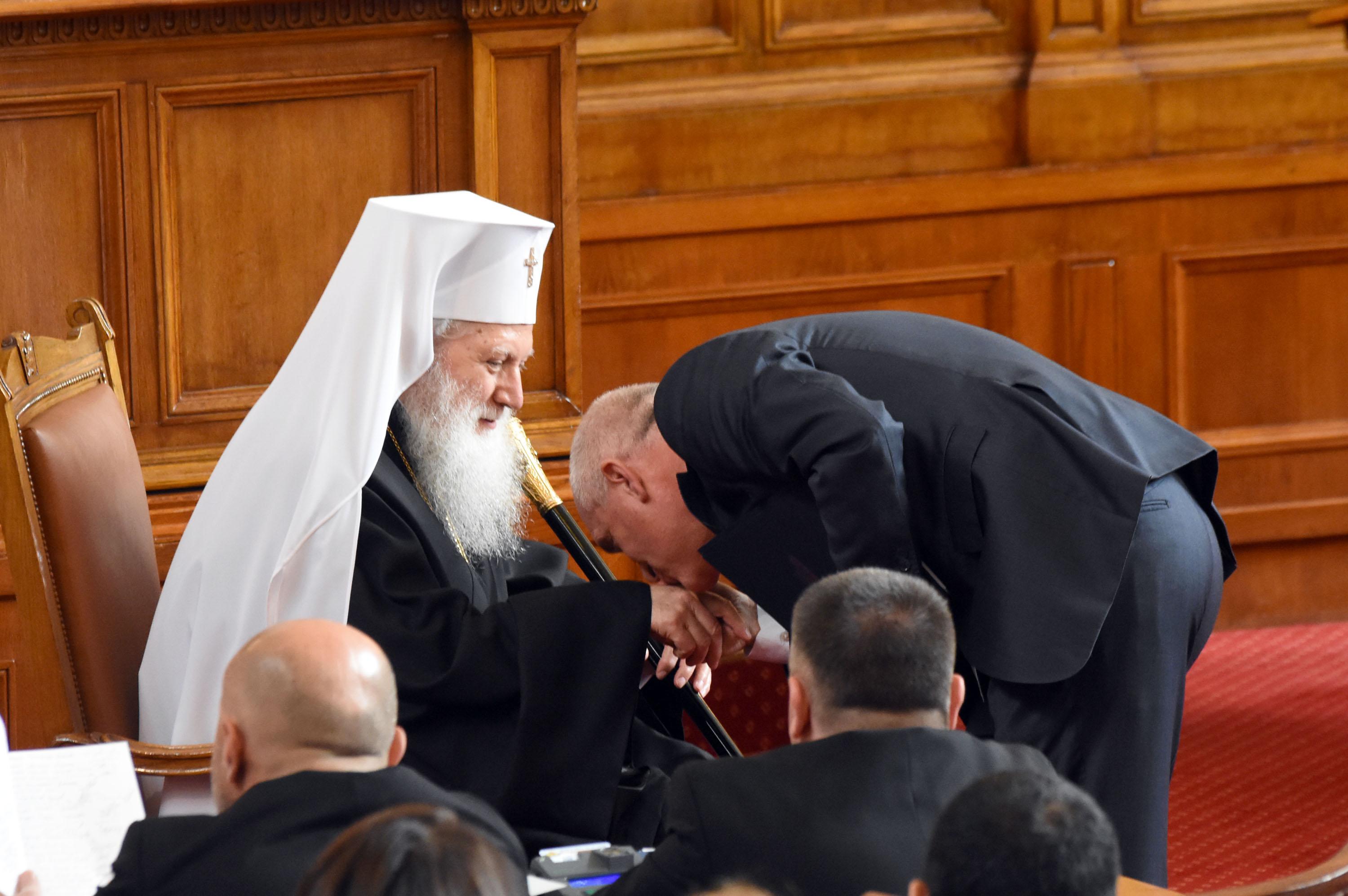 Димитър Главчев  целува ръка на патриарх Неофит