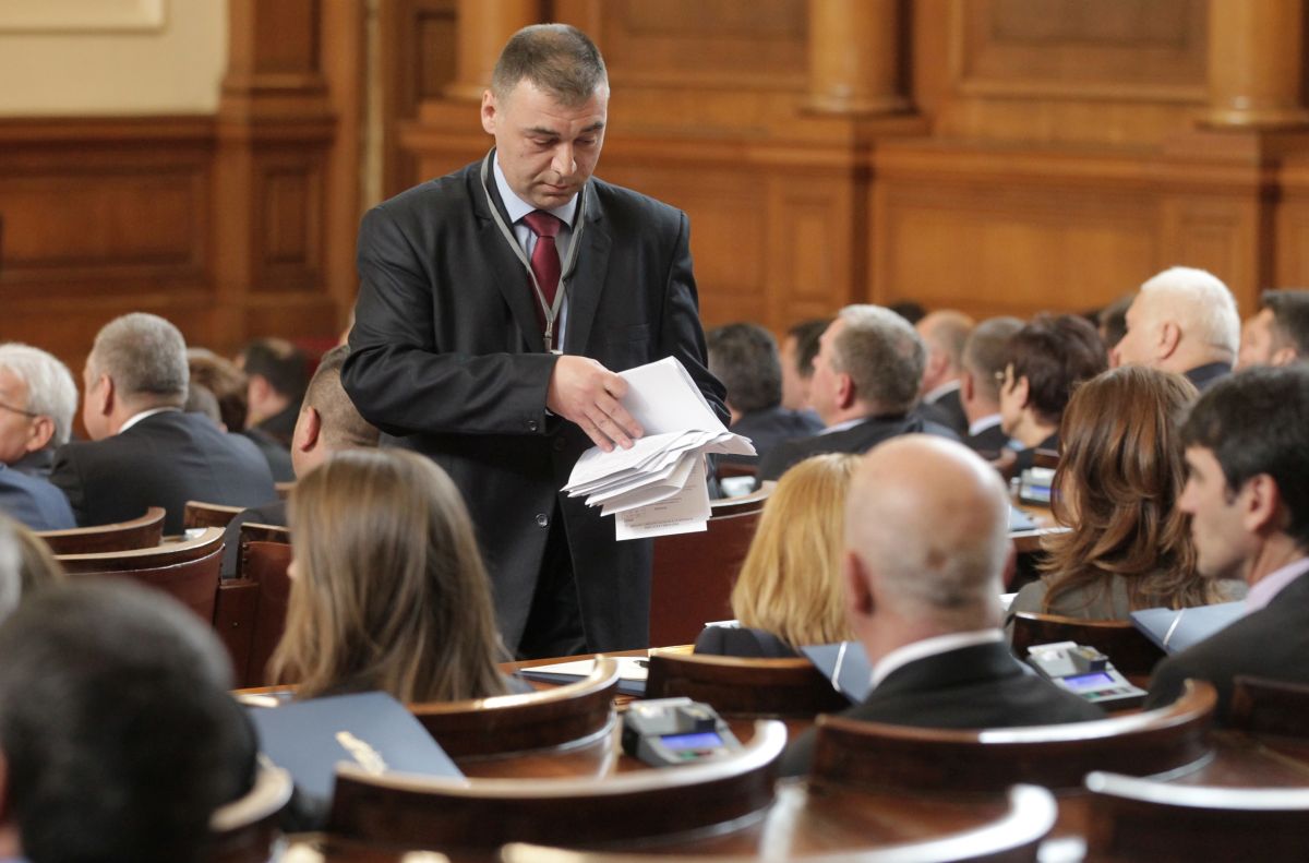 Квестор раздава клетвените листа на депутатите