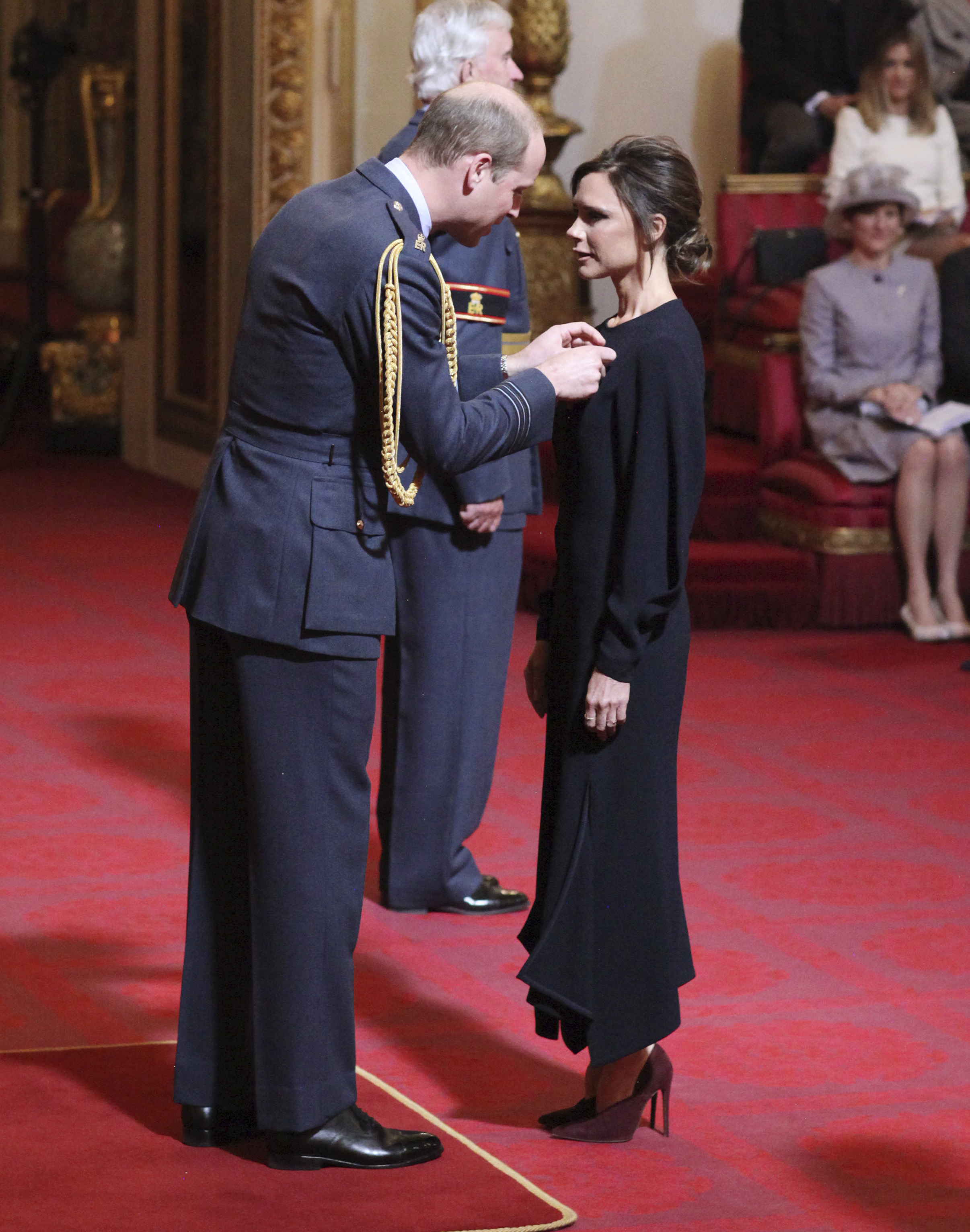 Принц Уилям връчи орден на Виктория Бекъм