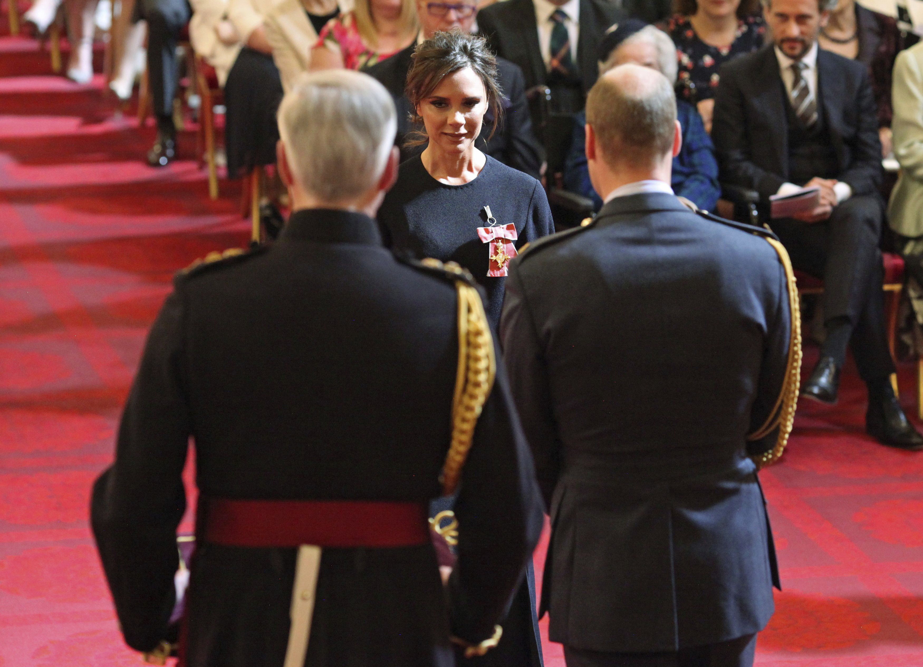 Виктория Бекъм получава Ордена на Британската империя от принц Уилям