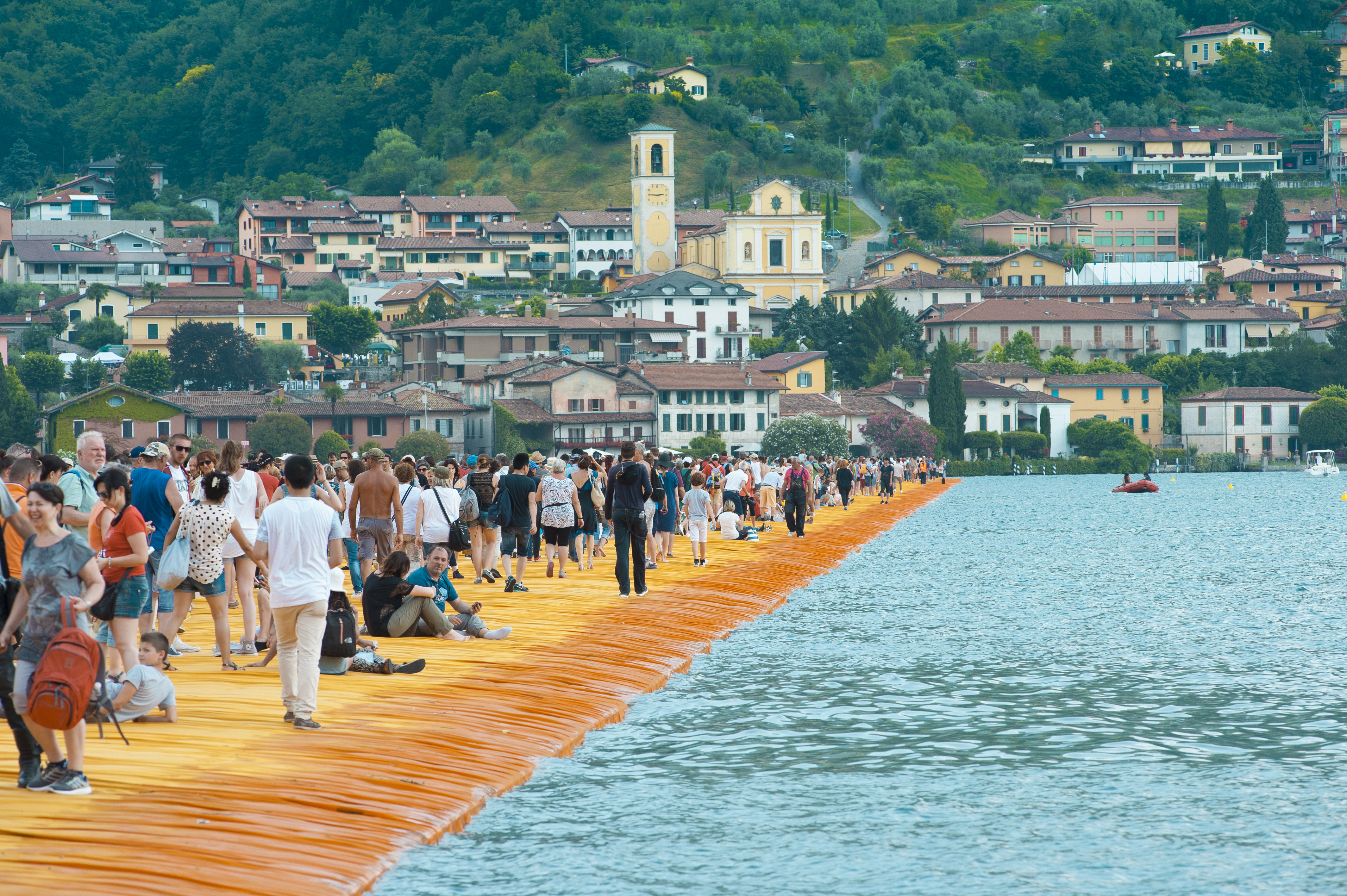 Плаващите кейове на Кристо се радваха на огромен успех сред туристите в Италия